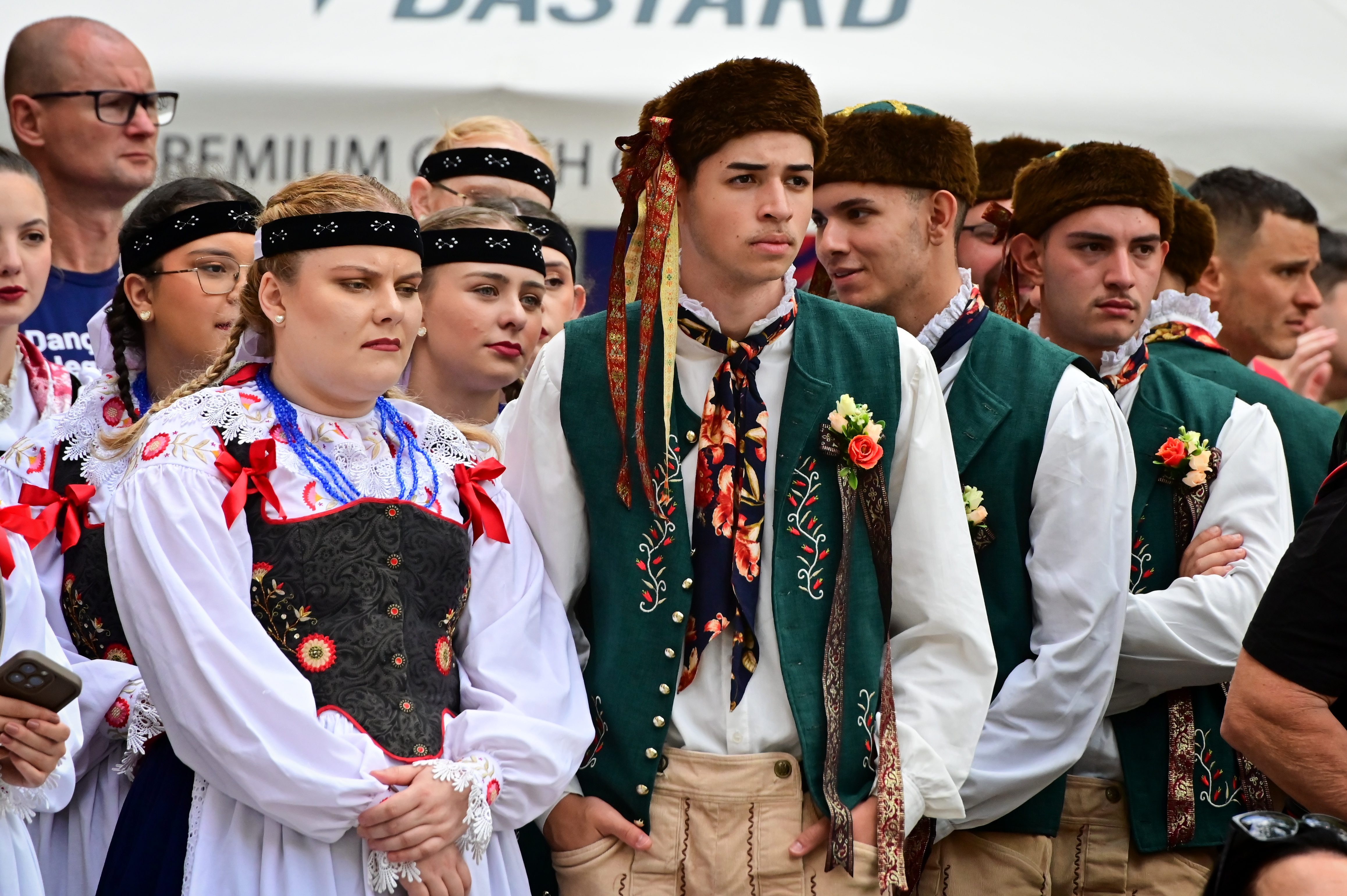 FOTO: Sudetští Němci zasedli s Čechy u společných stolů, přišli i odpůrci