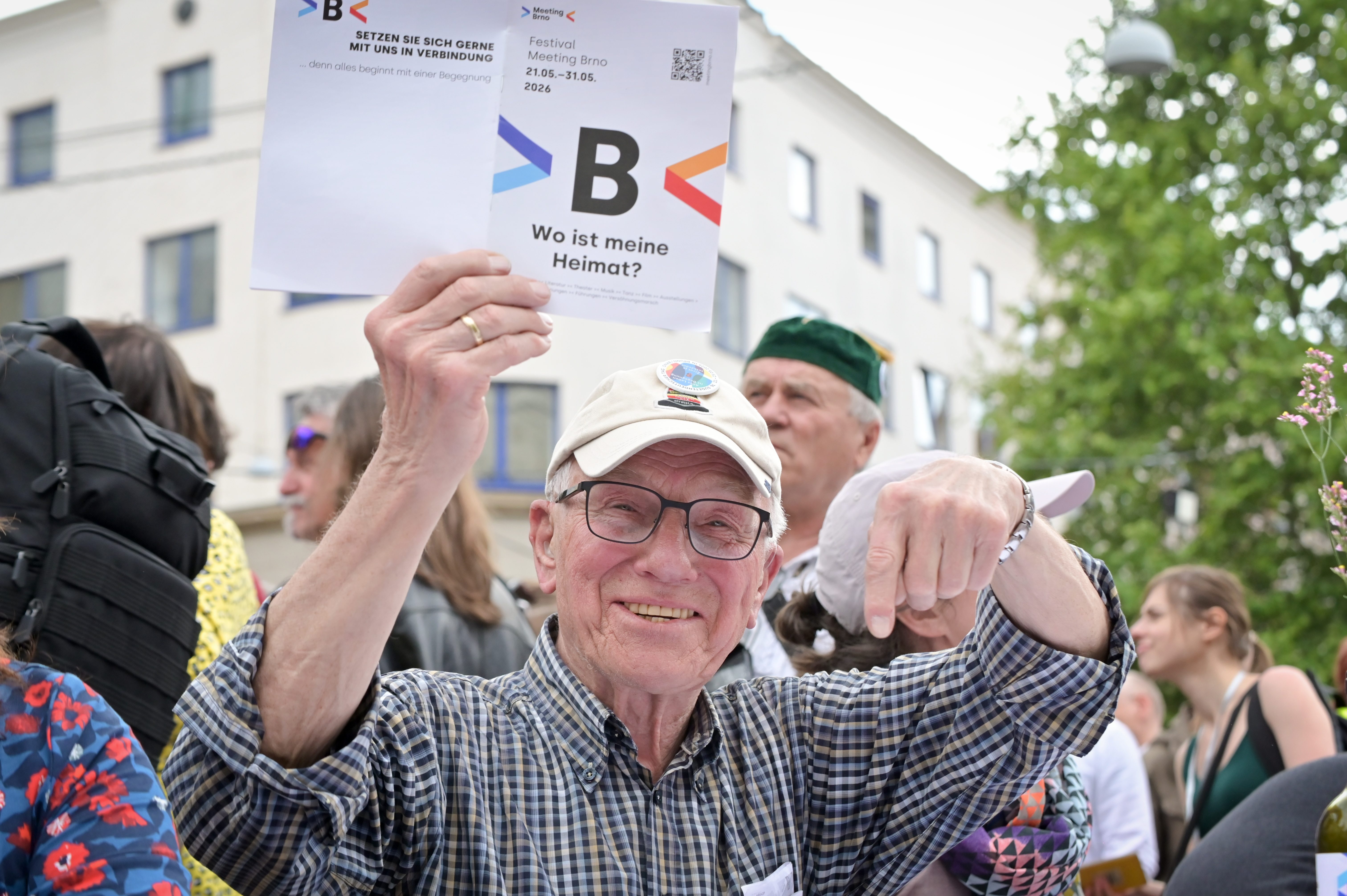 FOTO: Sudetští Němci zasedli s Čechy u společných stolů, přišli i odpůrci