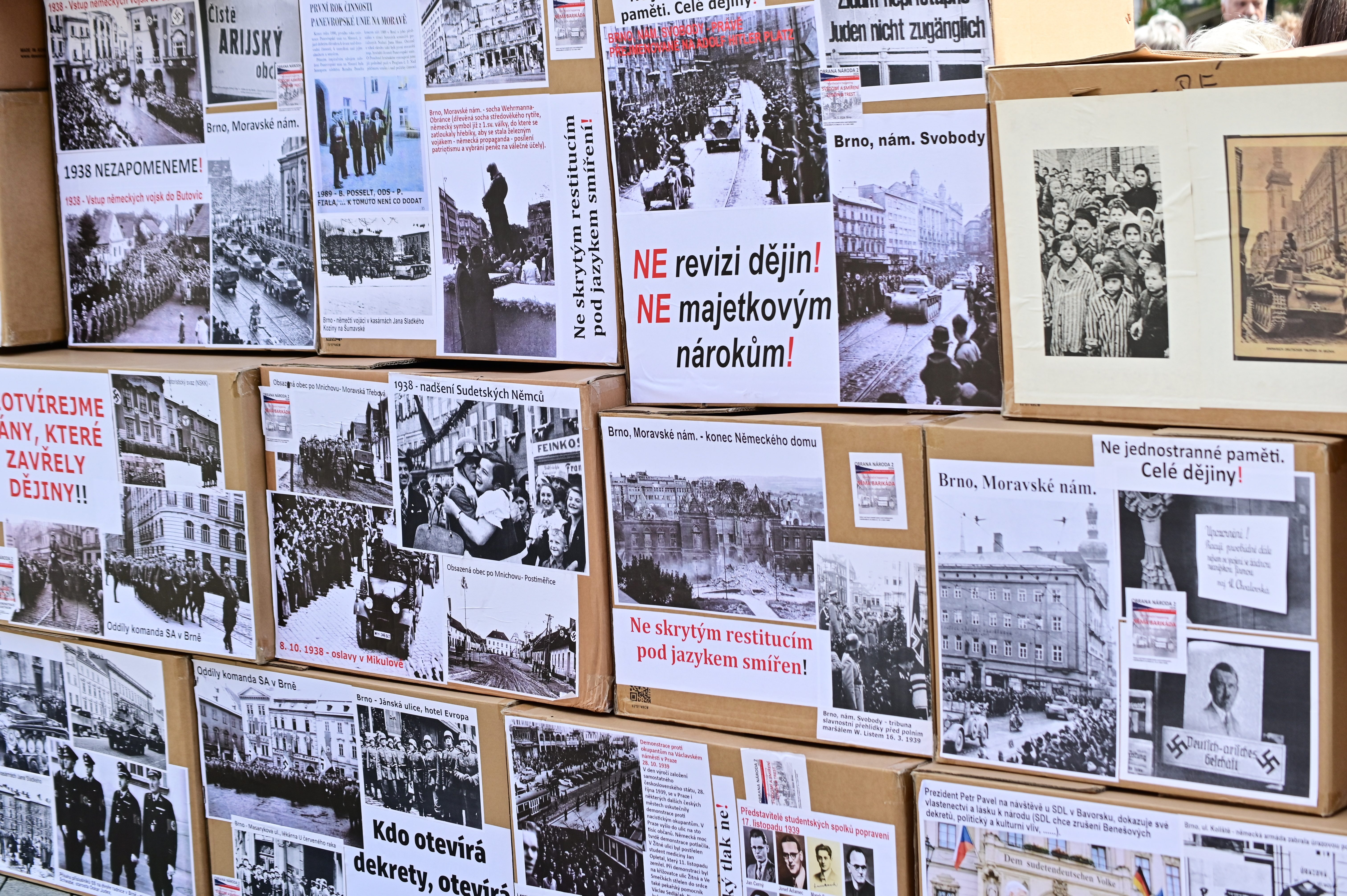 FOTO: Sudetští Němci zasedli s Čechy u společných stolů, přišli i odpůrci