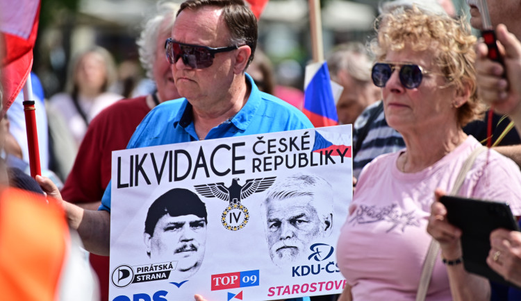 FOTO: Sudetští Němci zasedli s Čechy u společných stolů, přišli i odpůrci