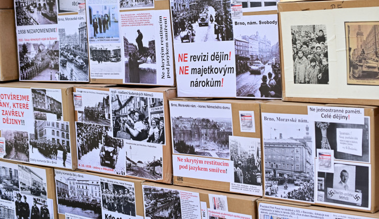 FOTO: Sudetští Němci zasedli s Čechy u společných stolů, přišli i odpůrci