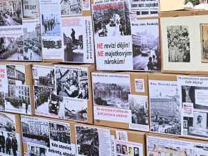 FOTO: Sudetští Němci zasedli s Čechy u společných stolů, přišli i odpůrci