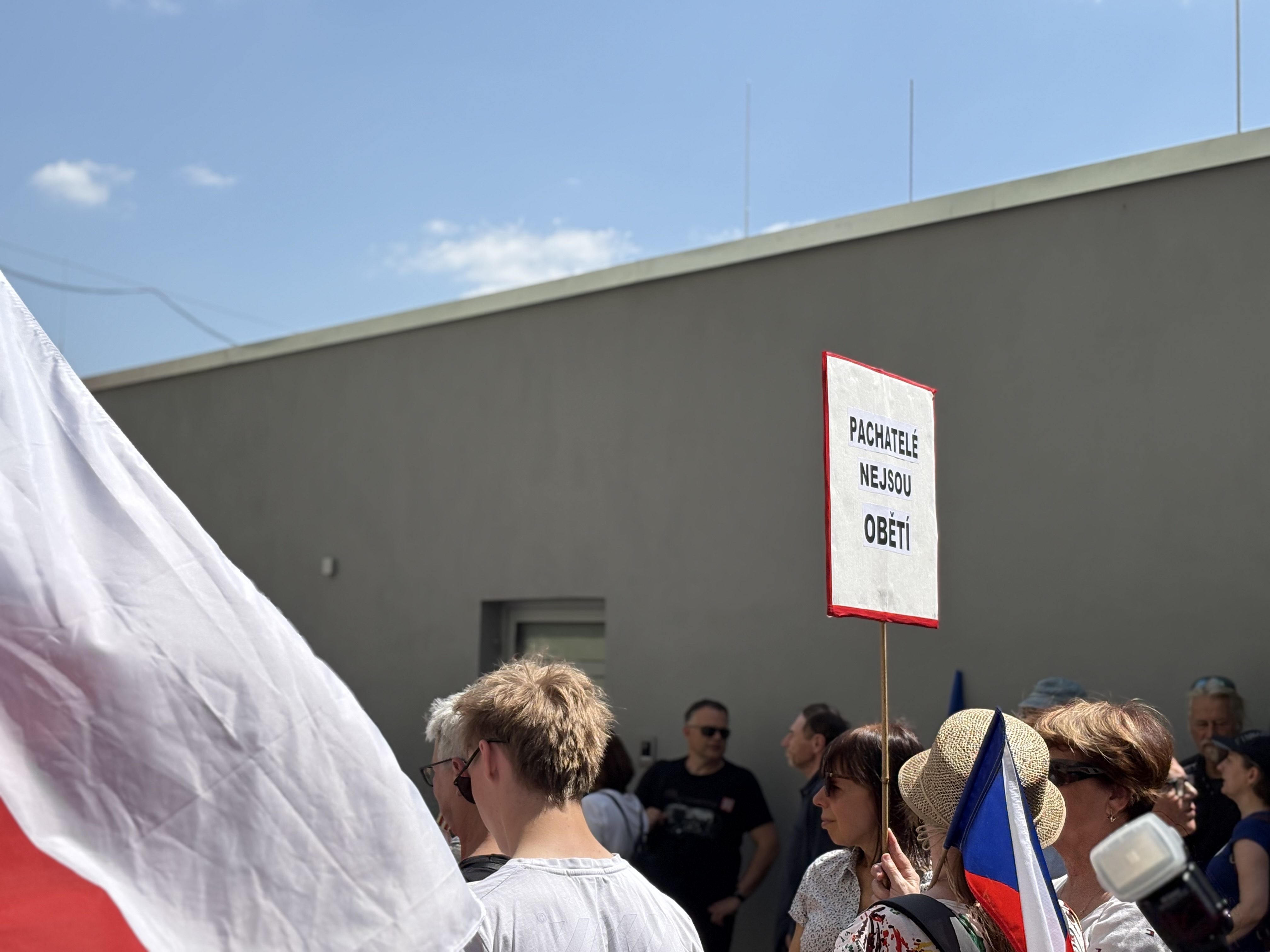 FOTO: Husitský chorál a české vlajky. Brnem prošel protest proti sudetským Němcům