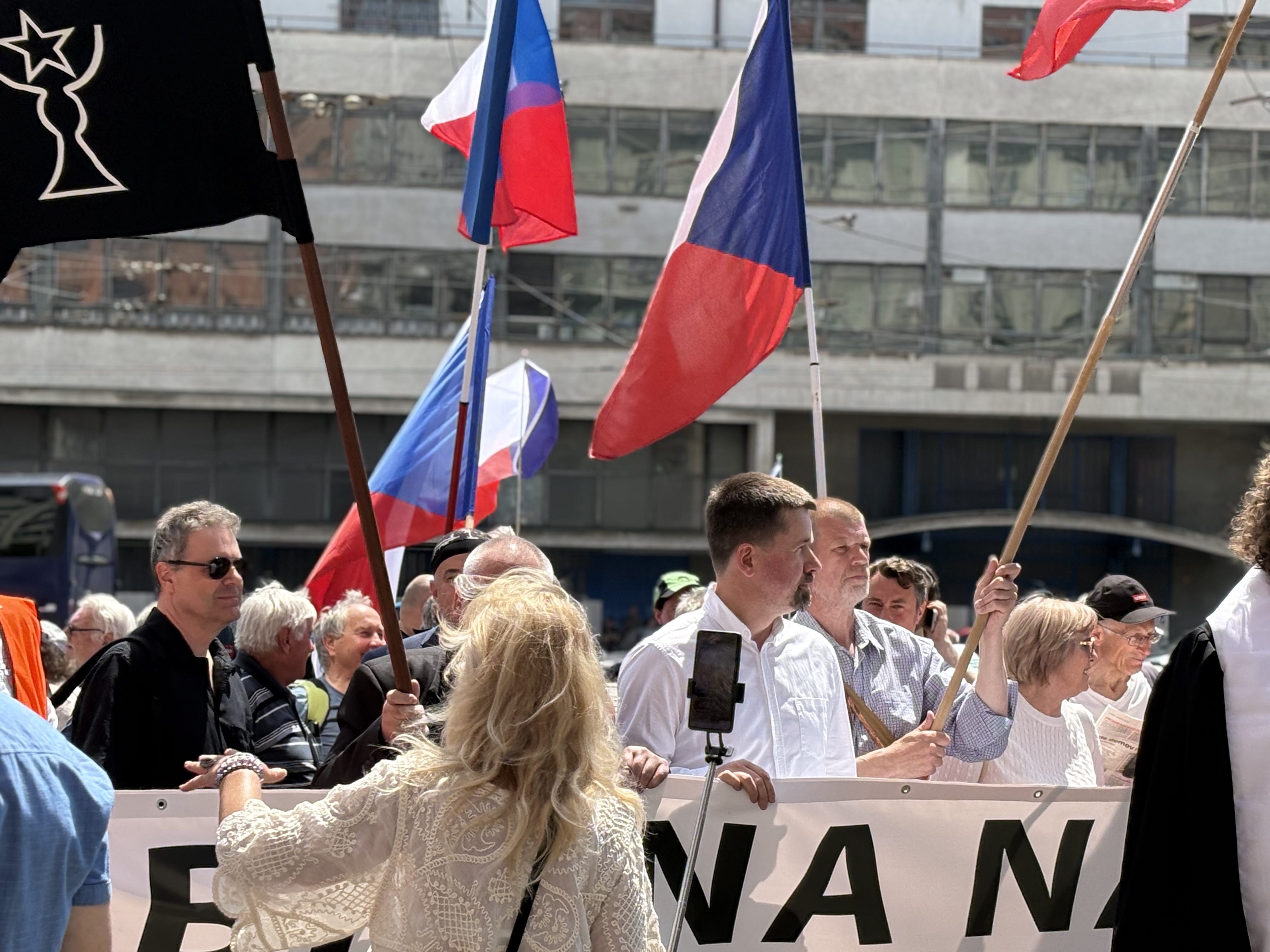 FOTO: Husitský chorál a české vlajky. Brnem prošel protest proti sudetským Němcům