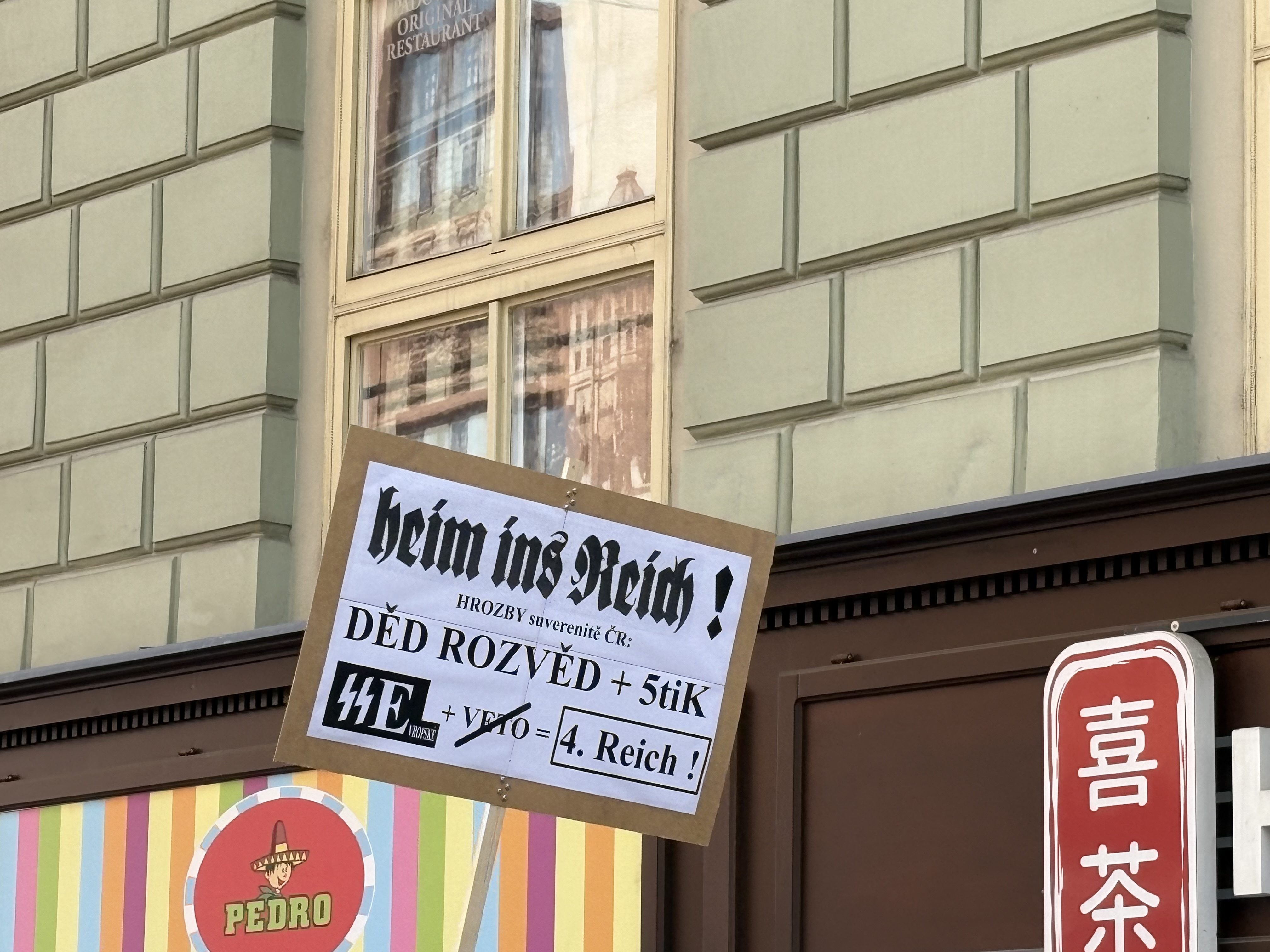 FOTO: Husitský chorál a české vlajky. Brnem prošel protest proti sudetským Němcům