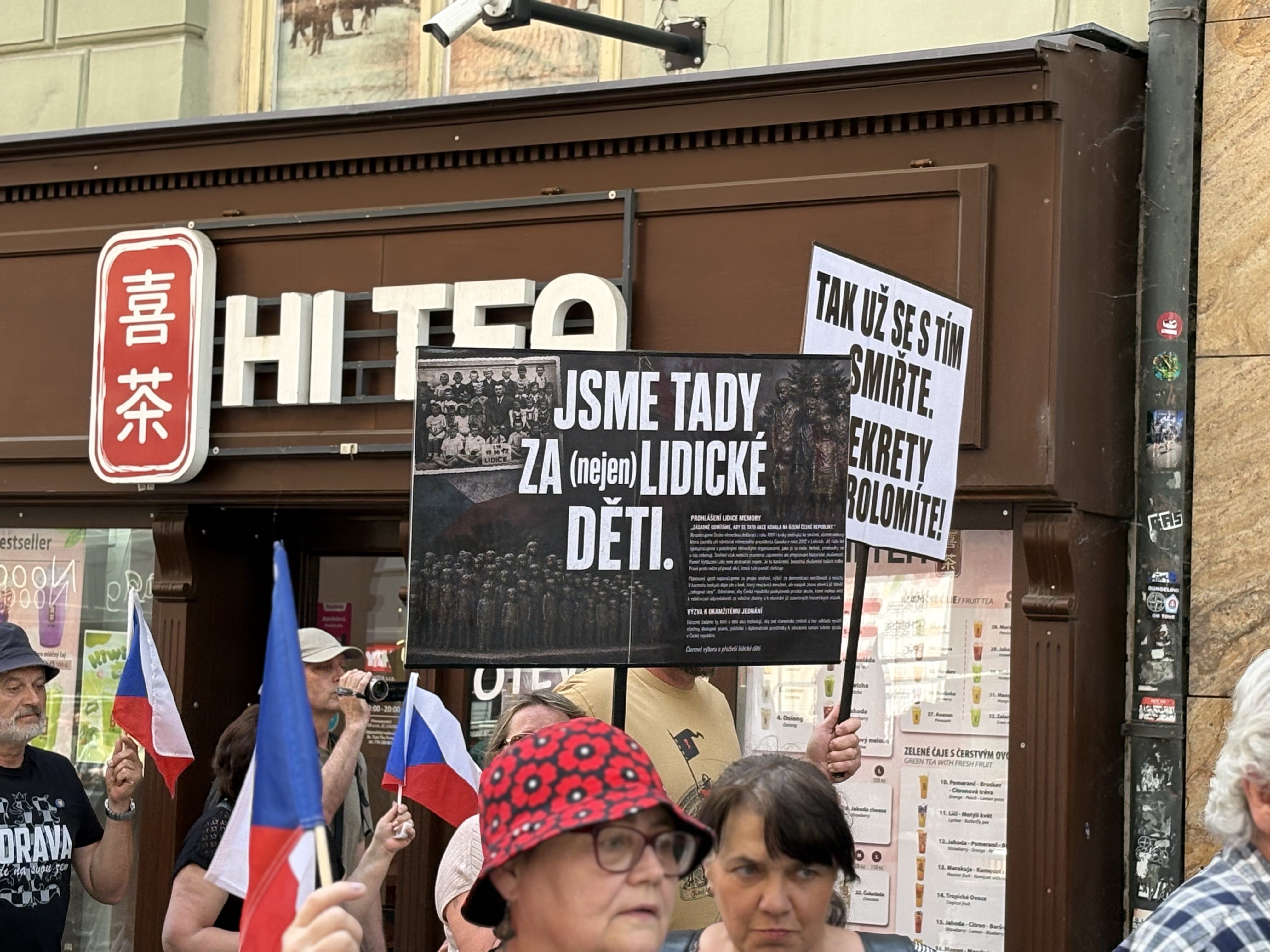 FOTO: Husitský chorál a české vlajky. Brnem prošel protest proti sudetským Němcům