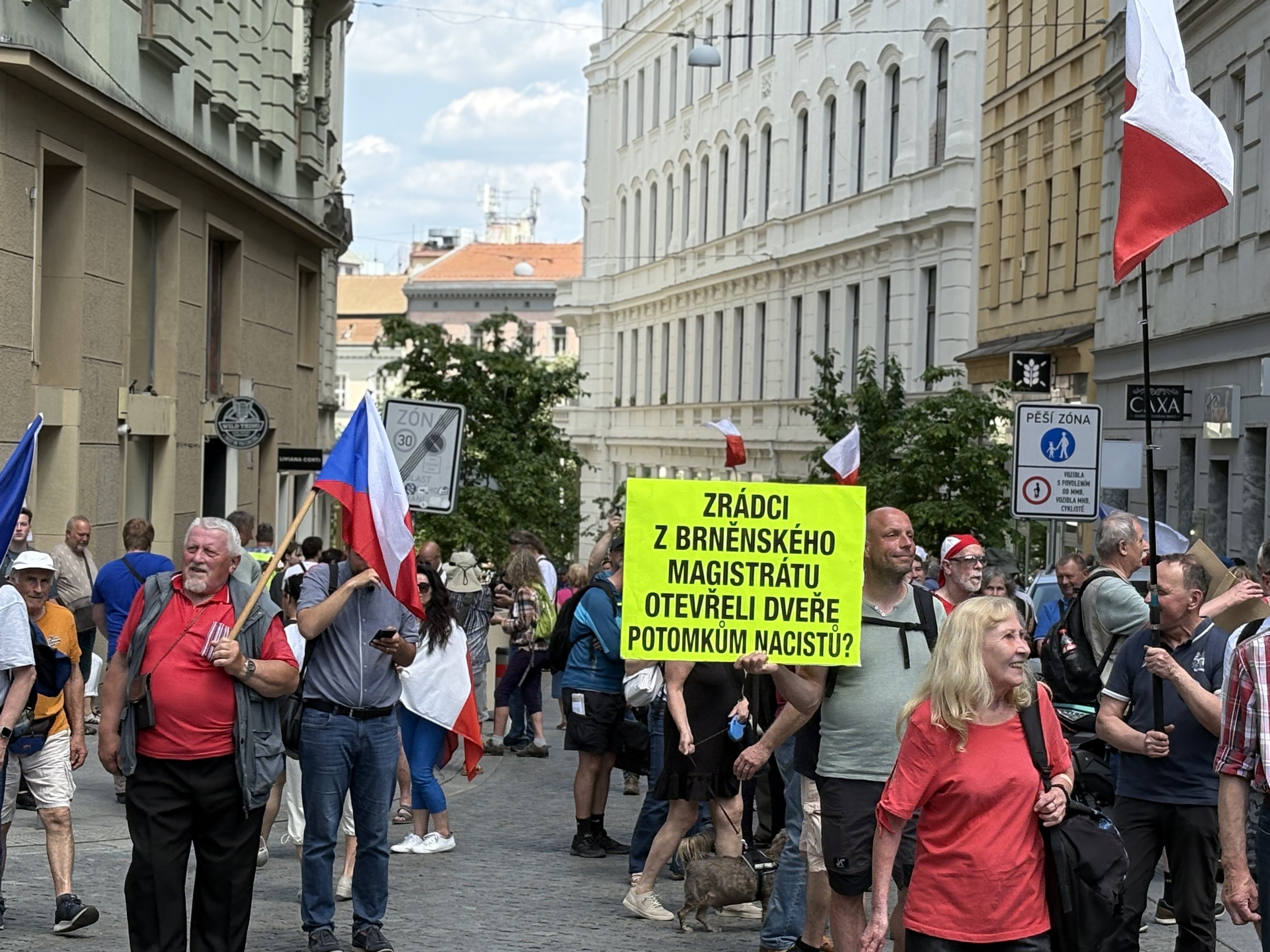 FOTO: Husitský chorál a české vlajky. Brnem prošel protest proti sudetským Němcům
