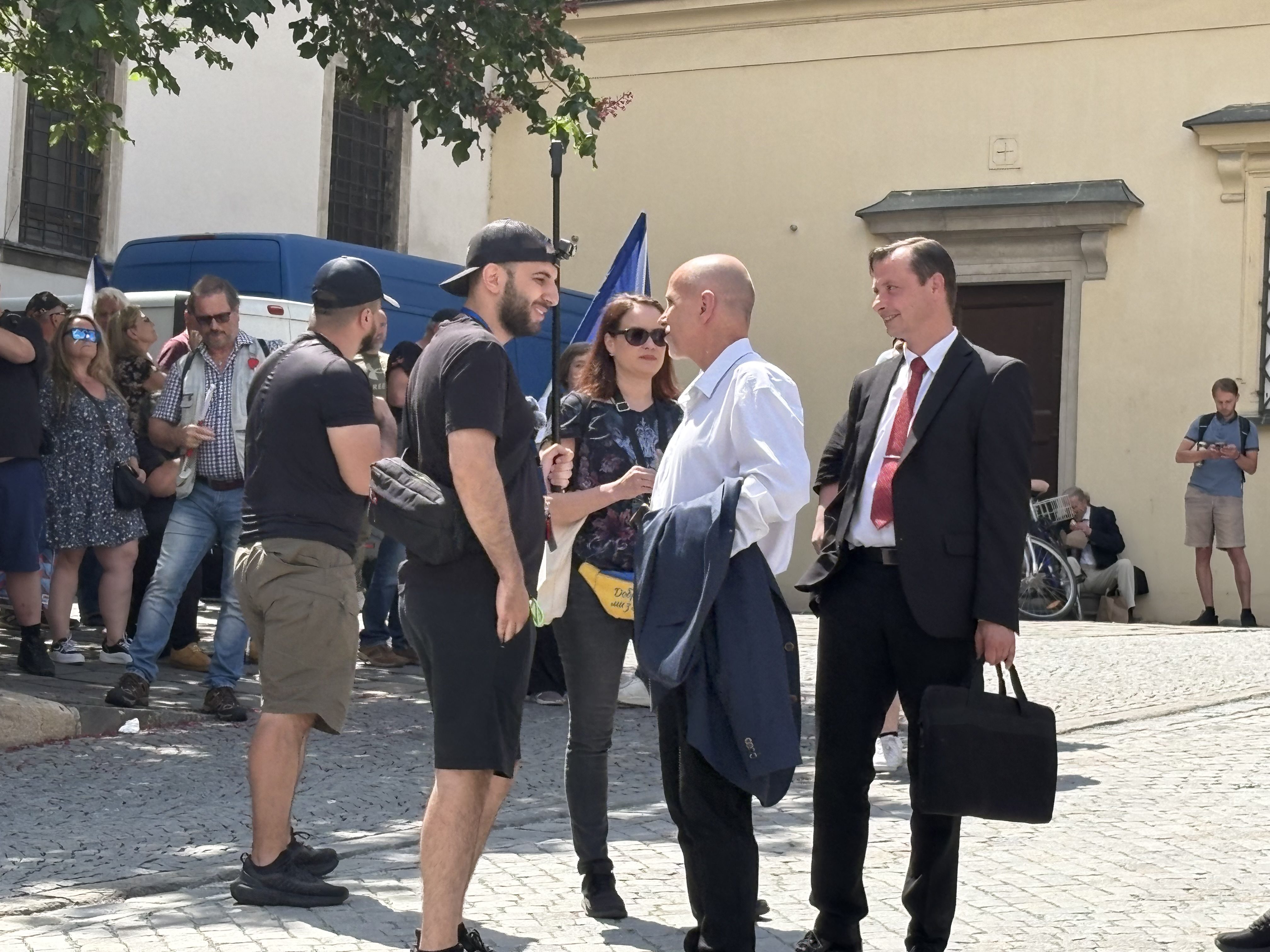 FOTO: Husitský chorál a české vlajky. Brnem prošel protest proti sudetským Němcům