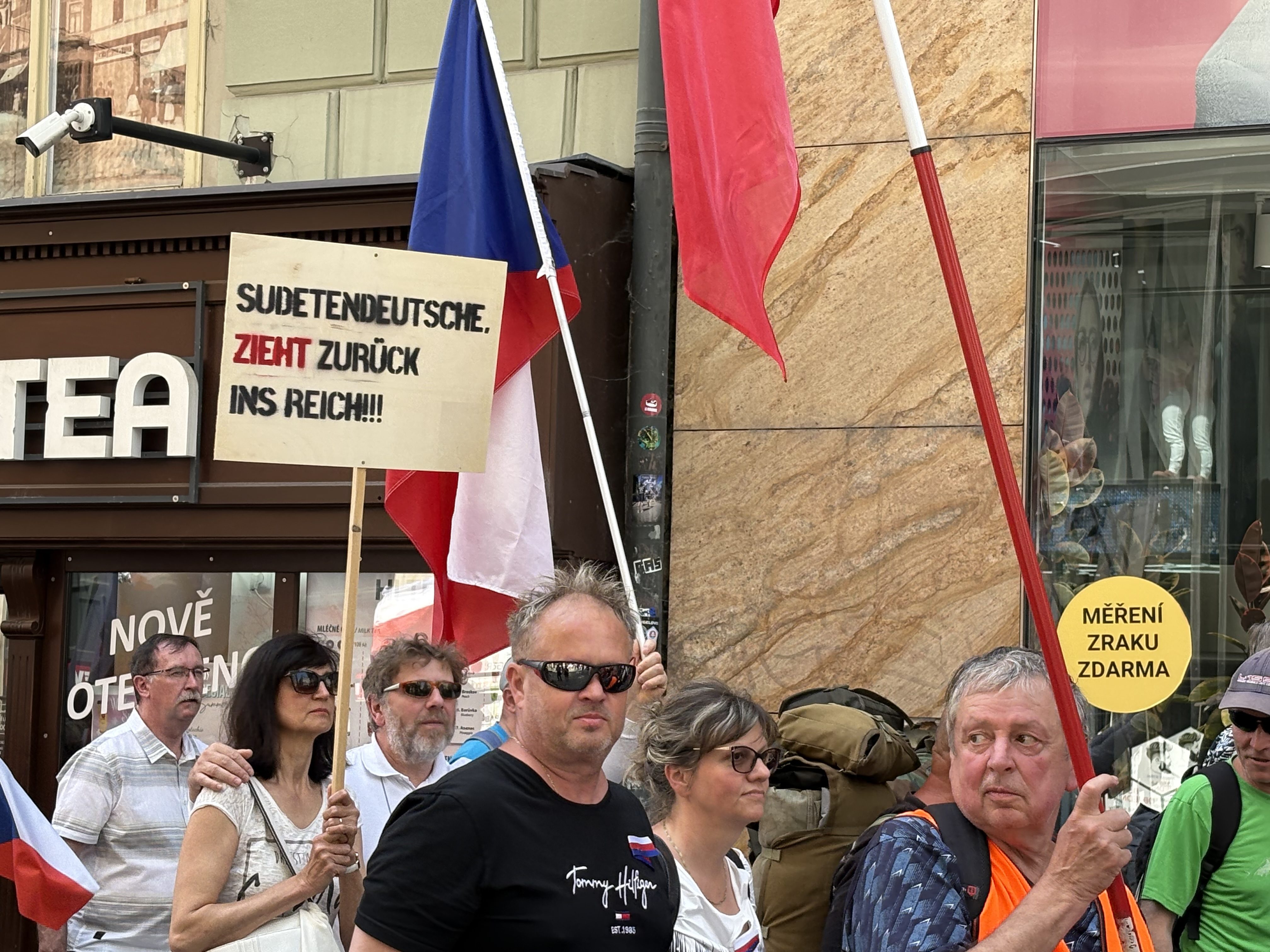 FOTO: Husitský chorál a české vlajky. Brnem prošel protest proti sudetským Němcům