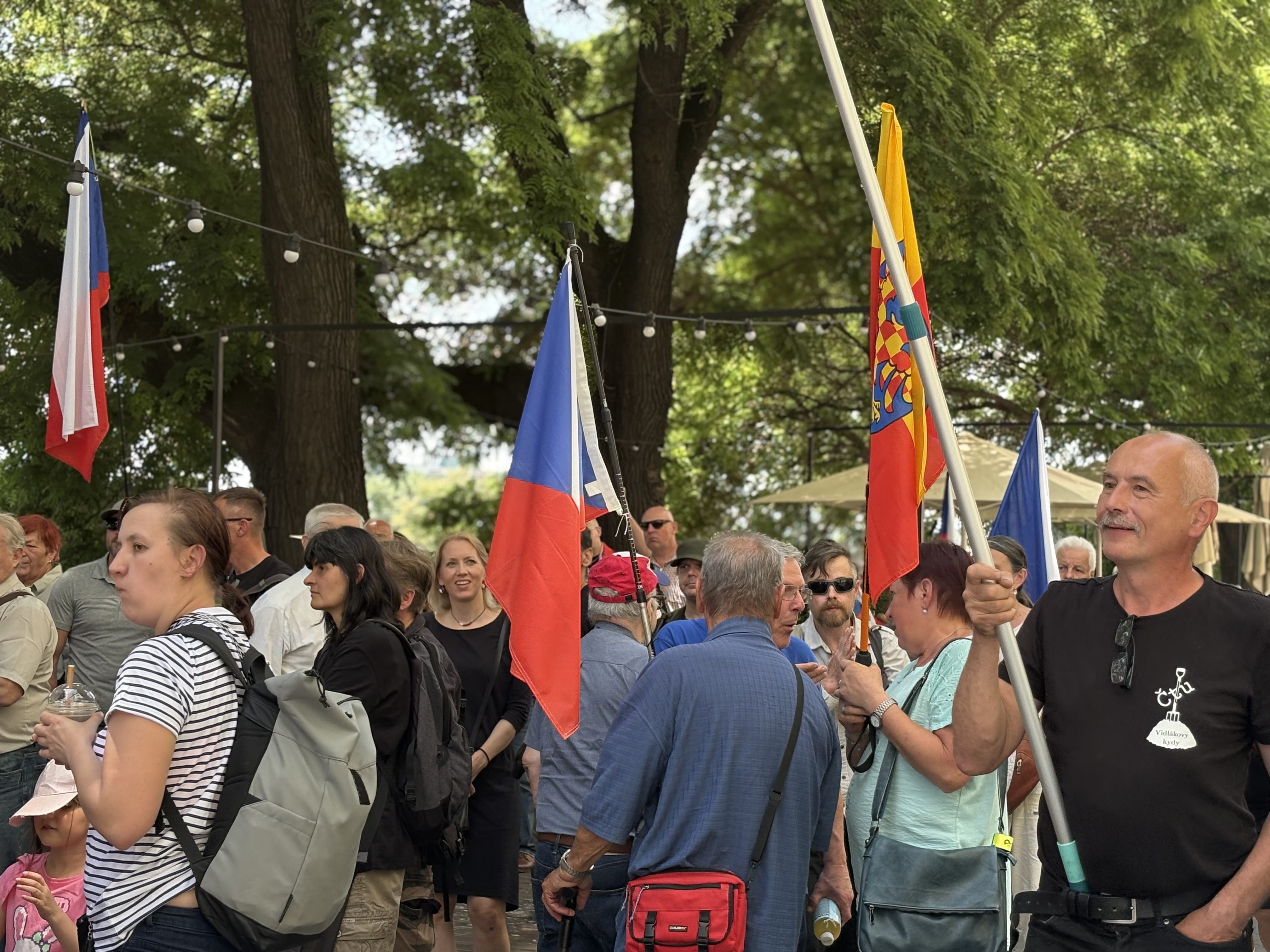 FOTO: Husitský chorál a české vlajky. Brnem prošel protest proti sudetským Němcům