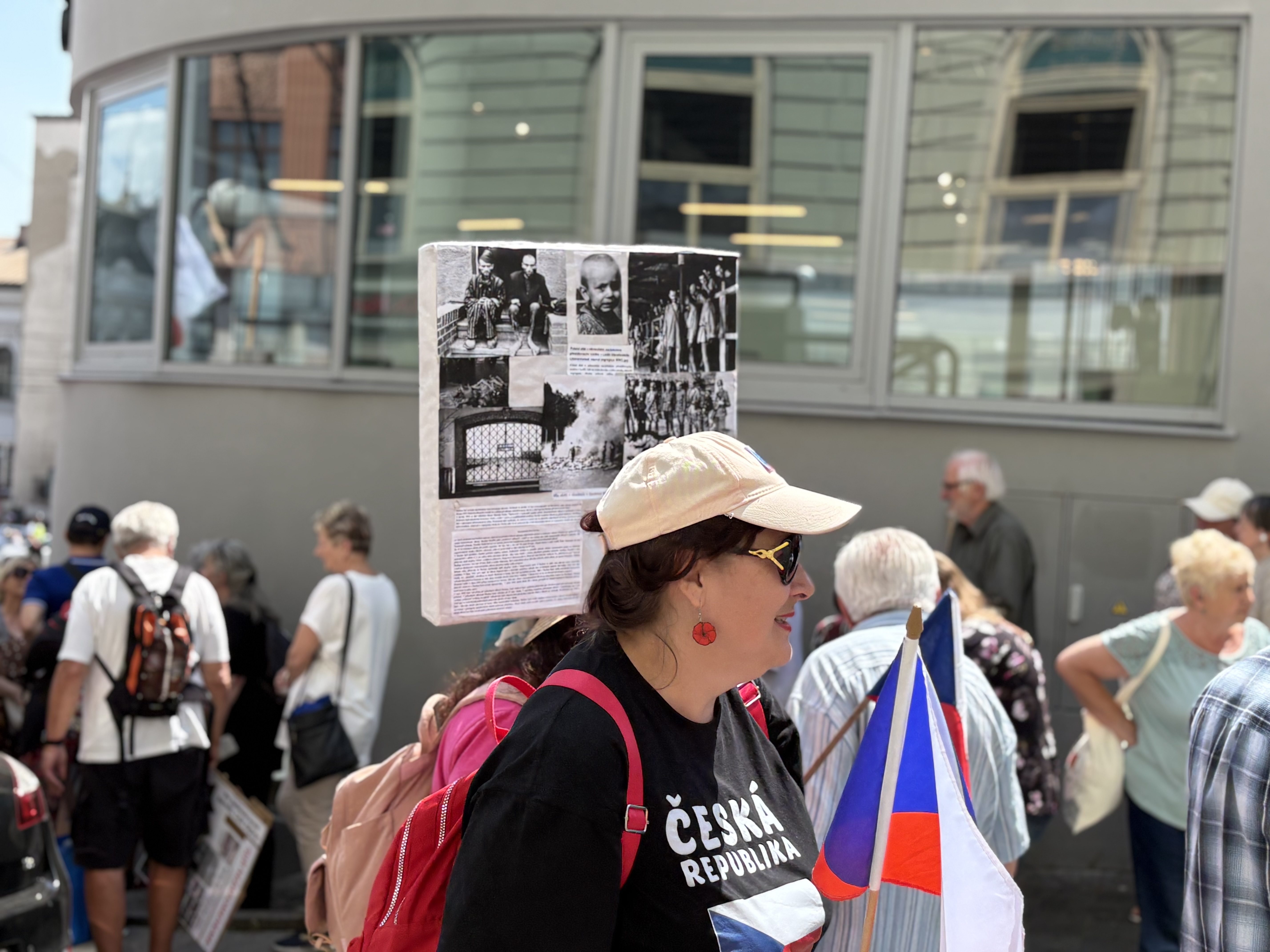 FOTO: Husitský chorál a české vlajky. Brnem prošel protest proti sudetským Němcům