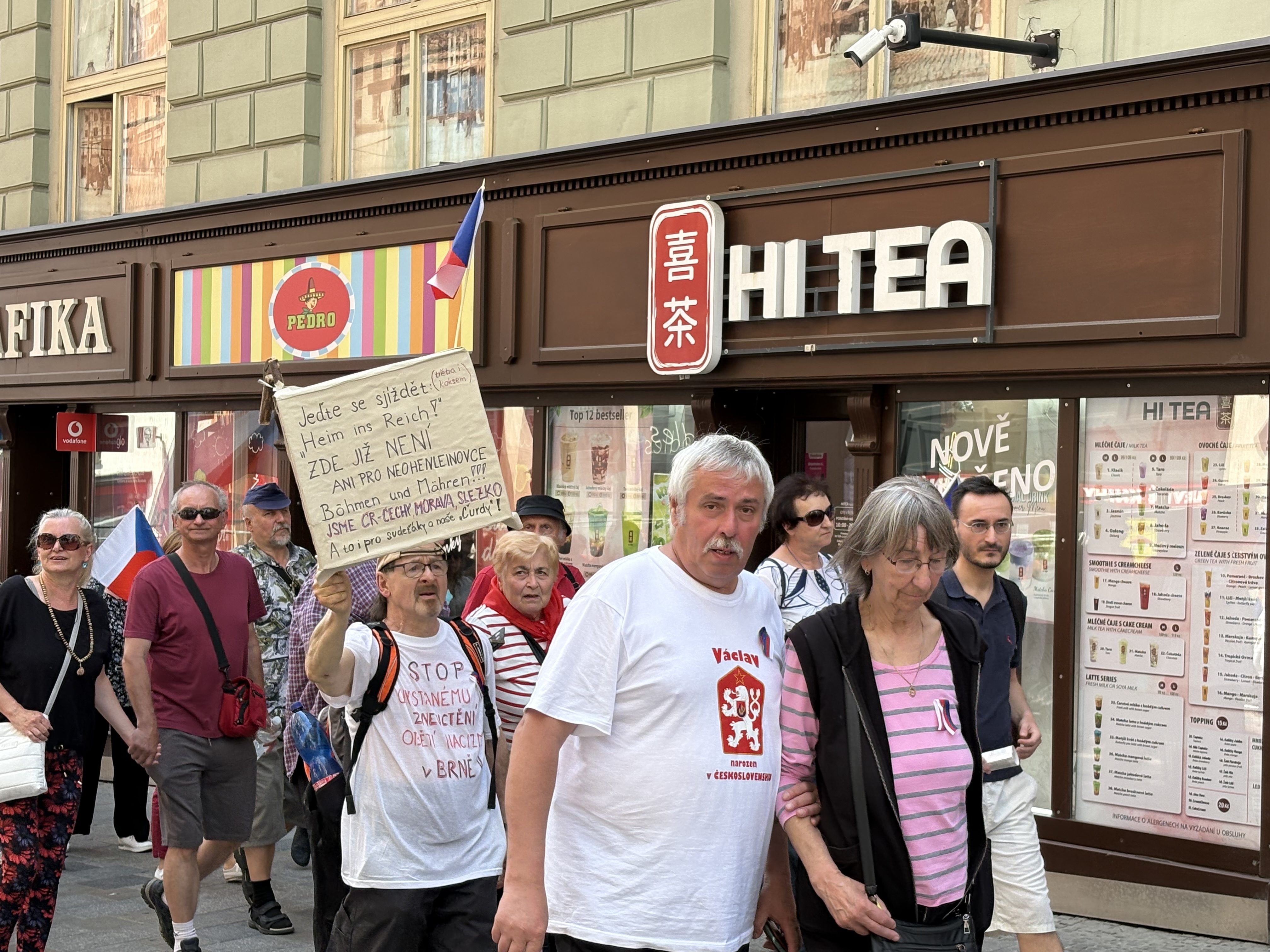 FOTO: Husitský chorál a české vlajky. Brnem prošel protest proti sudetským Němcům