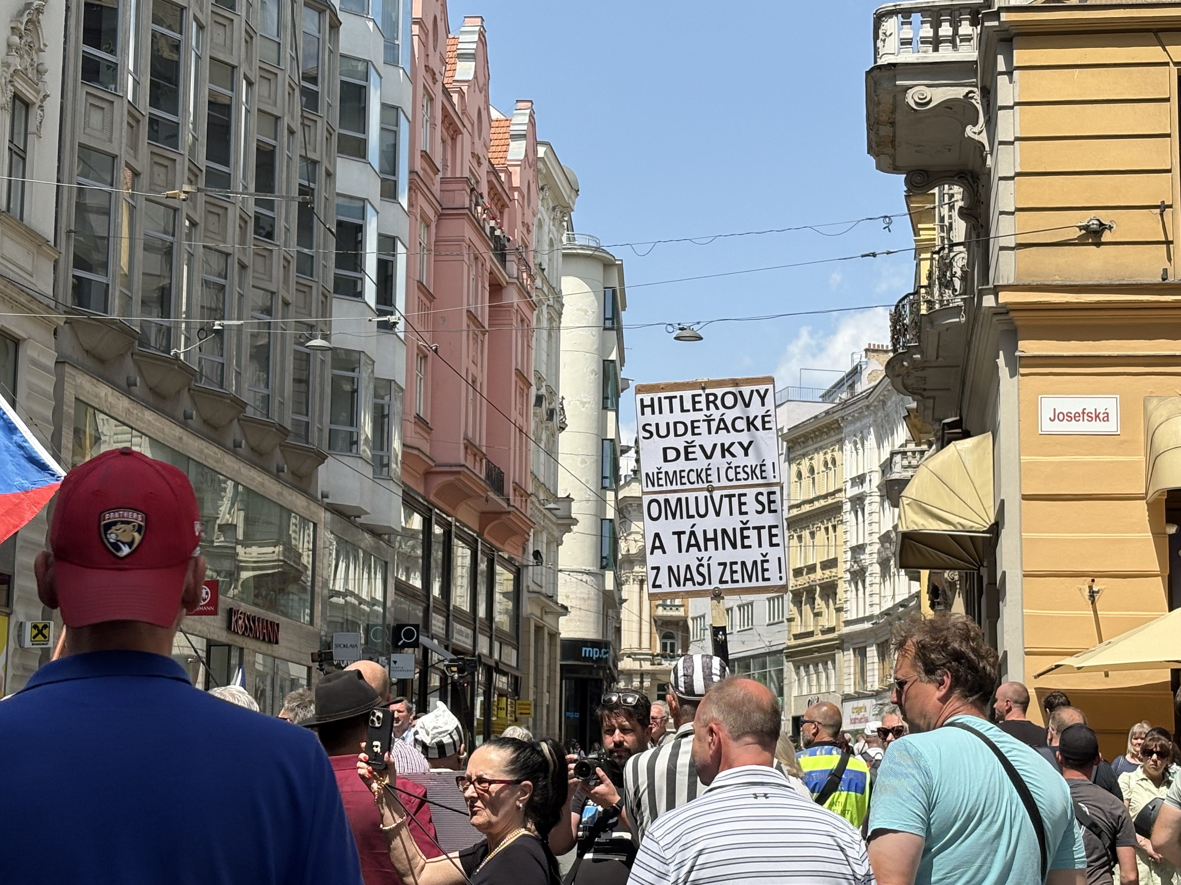 FOTO: Husitský chorál a české vlajky. Brnem prošel protest proti sudetským Němcům