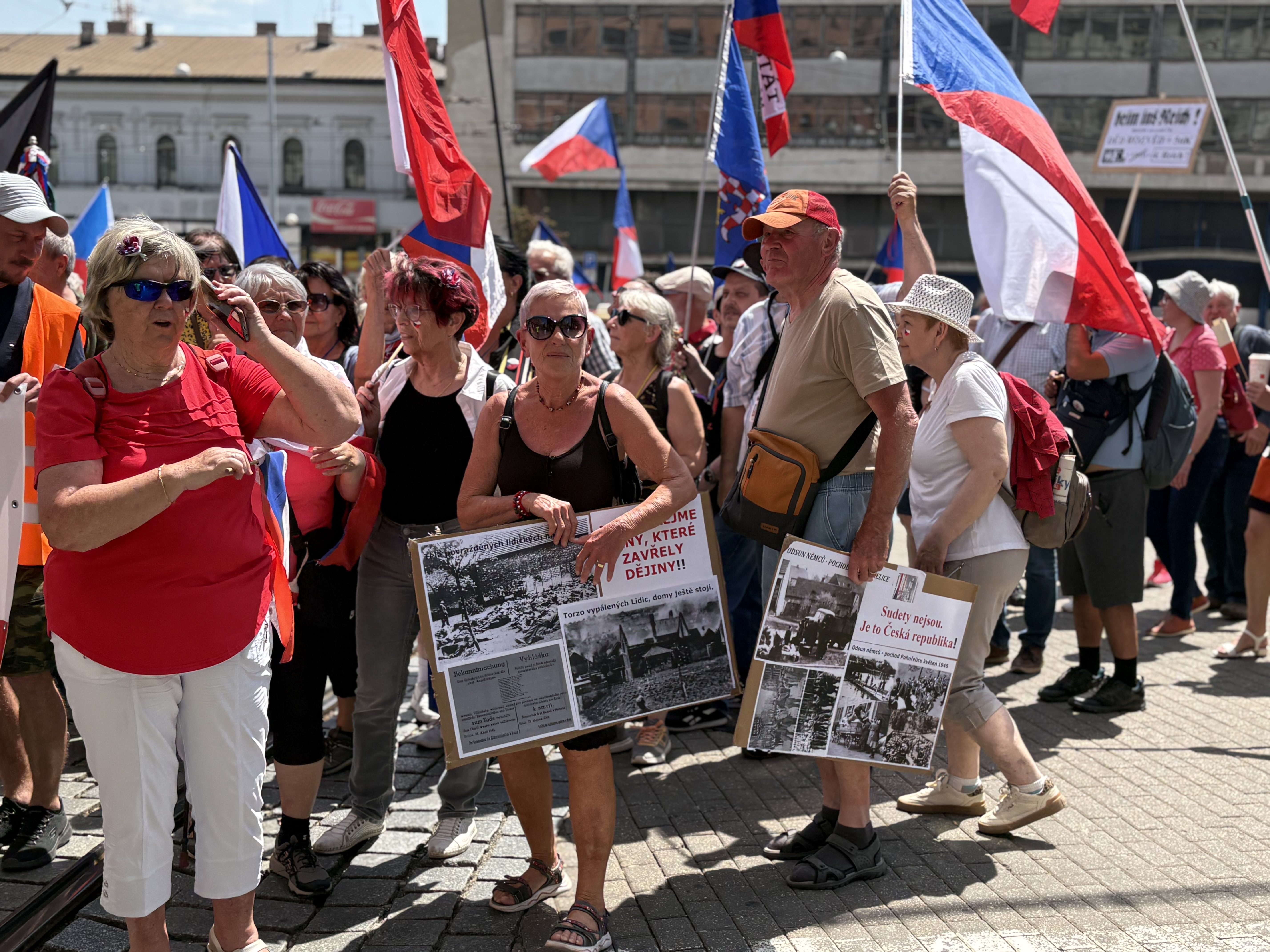 FOTO: Husitský chorál a české vlajky. Brnem prošel protest proti sudetským Němcům