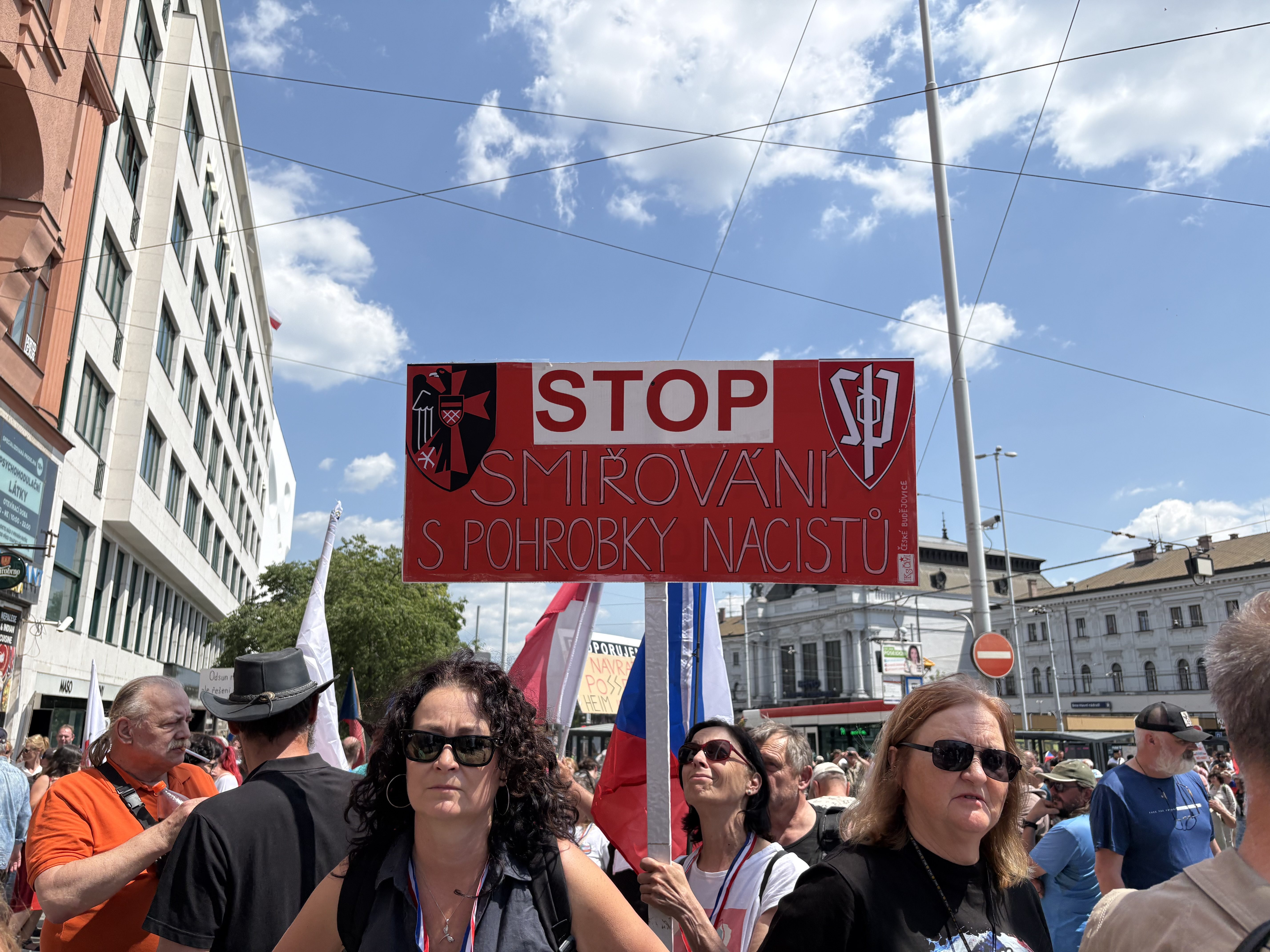 FOTO: Husitský chorál a české vlajky. Brnem prošel protest proti sudetským Němcům