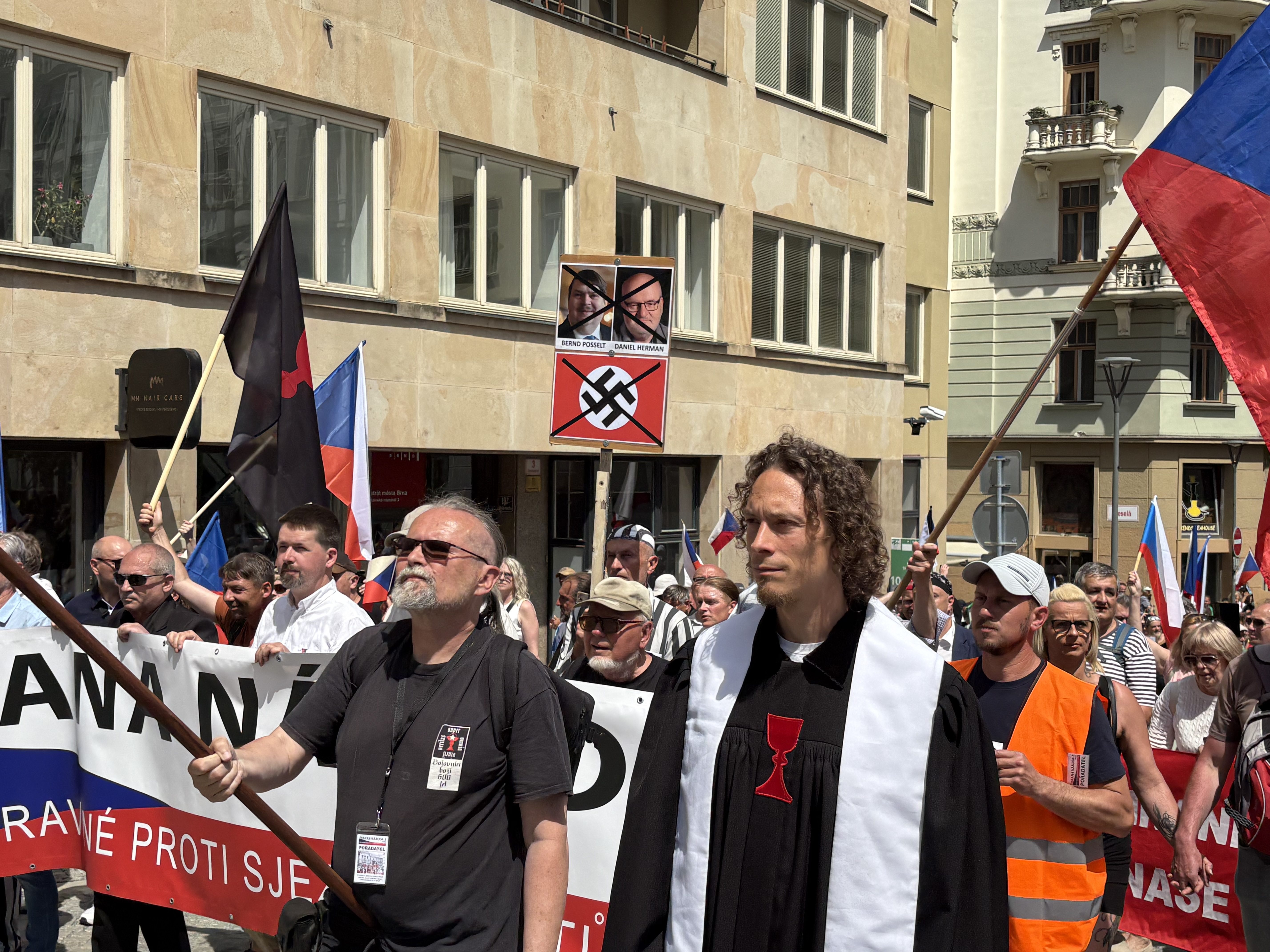 FOTO: Husitský chorál a české vlajky. Brnem prošel protest proti sudetským Němcům