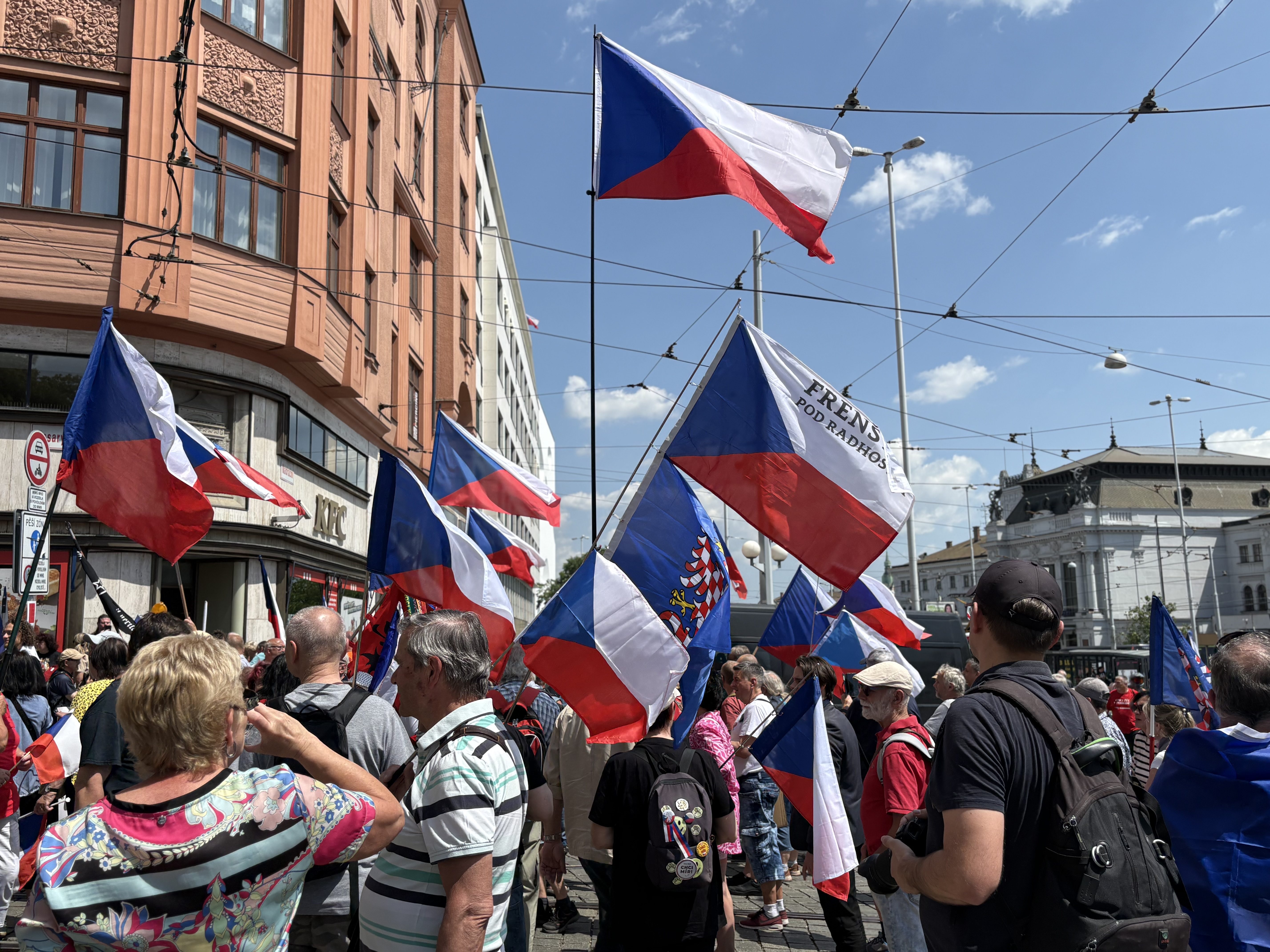 FOTO: Husitský chorál a české vlajky. Brnem prošel protest proti sudetským Němcům