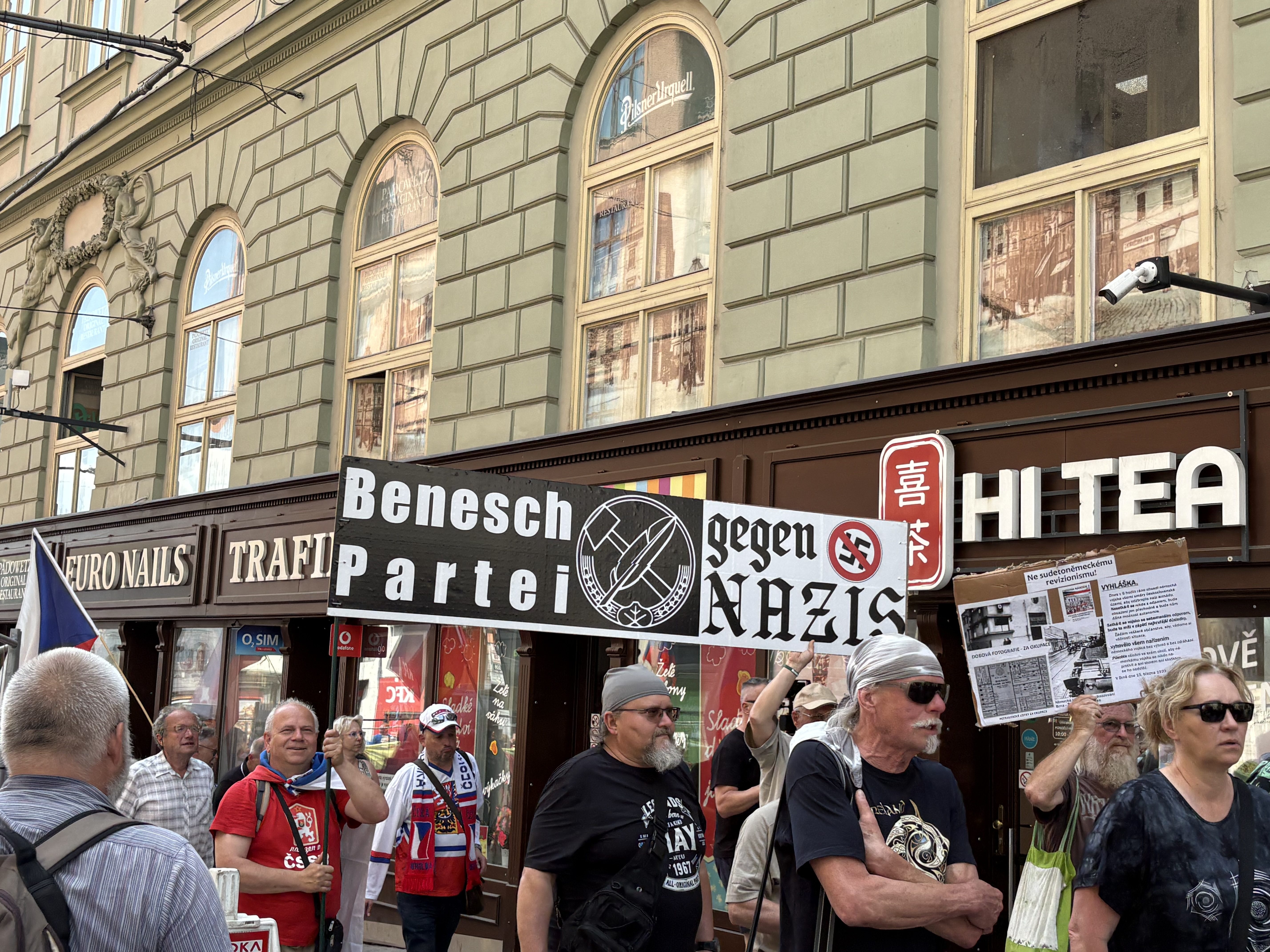 FOTO: Husitský chorál a české vlajky. Brnem prošel protest proti sudetským Němcům