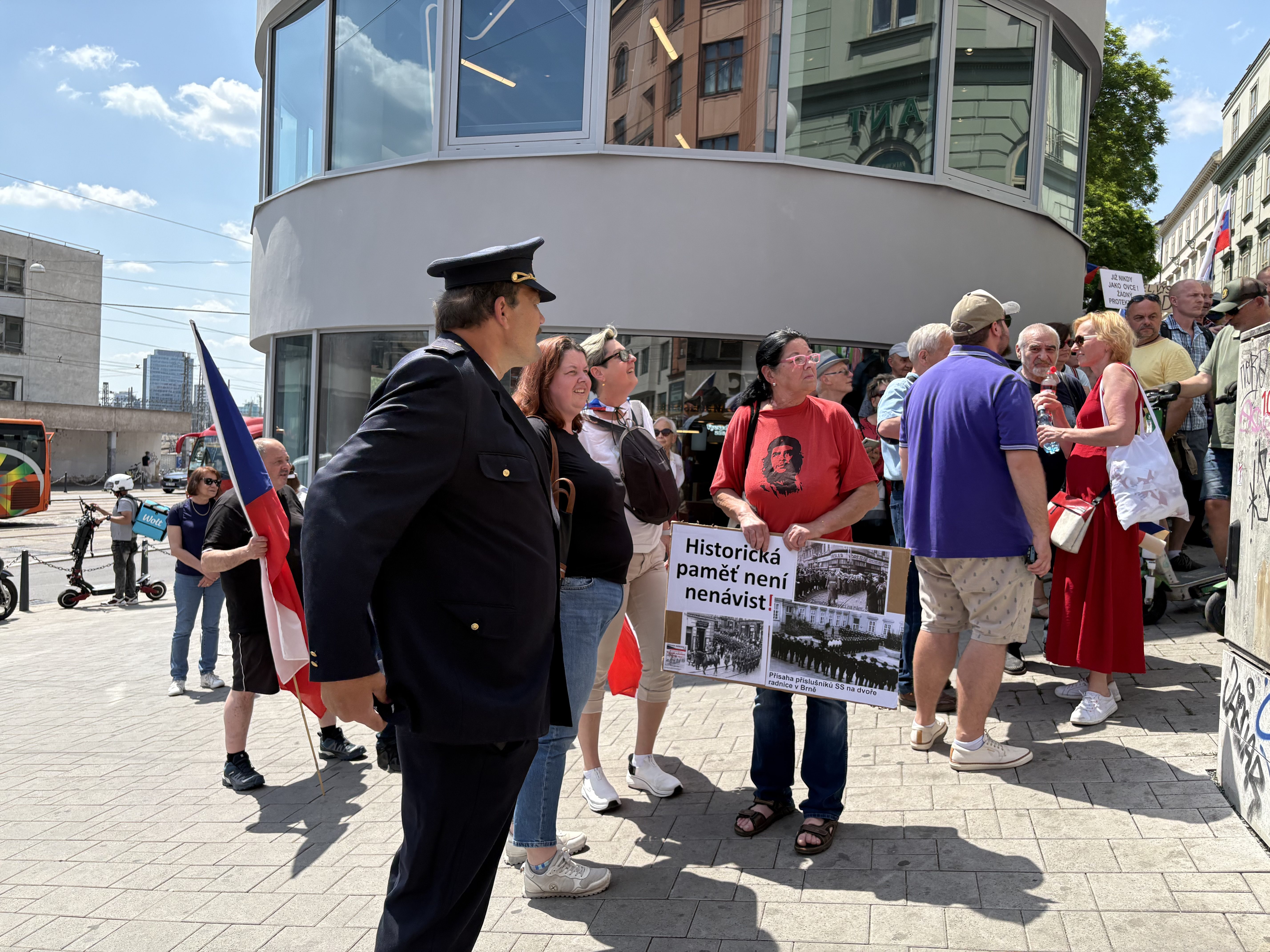 FOTO: Husitský chorál a české vlajky. Brnem prošel protest proti sudetským Němcům
