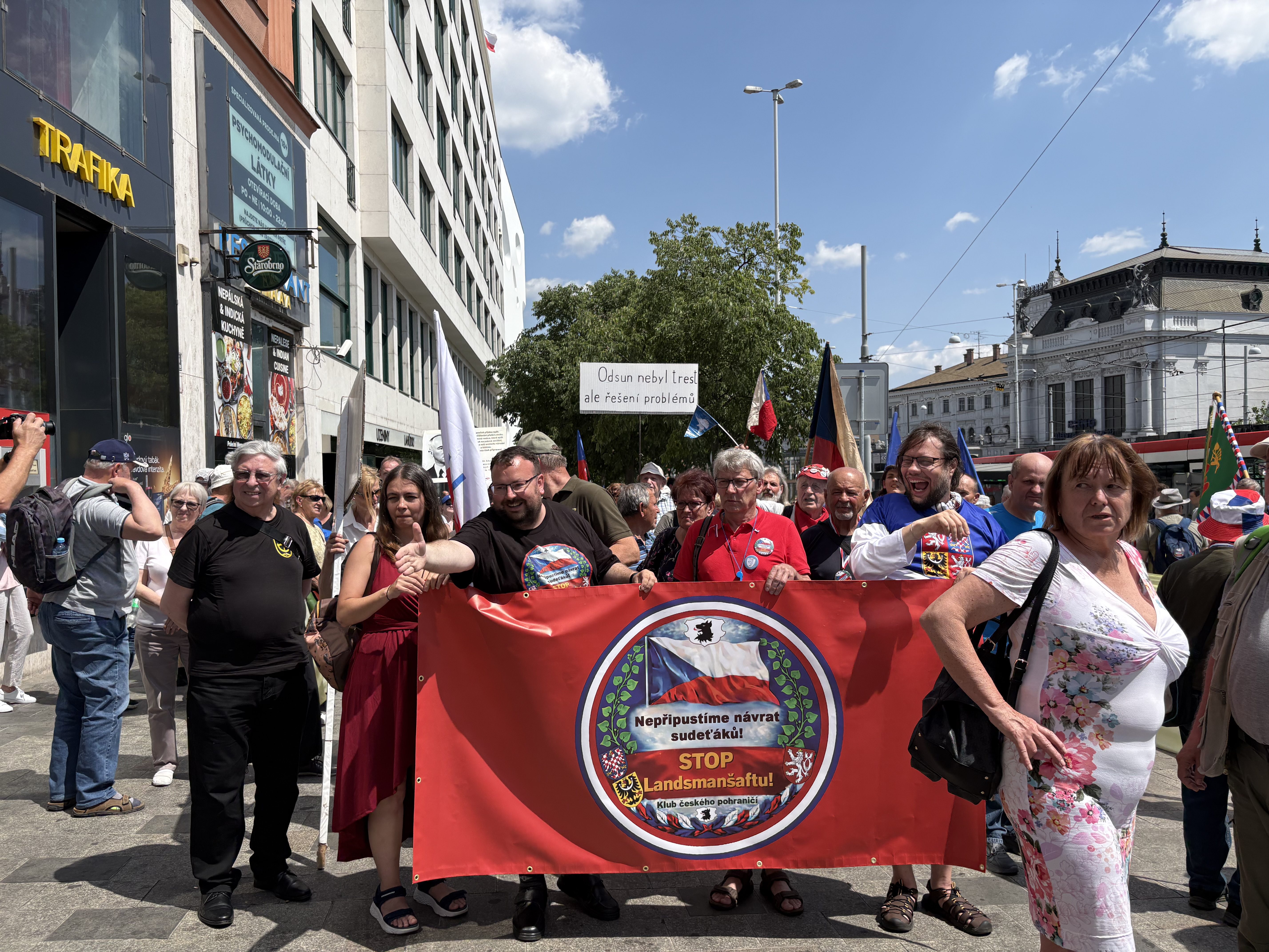 FOTO: Husitský chorál a české vlajky. Brnem prošel protest proti sudetským Němcům
