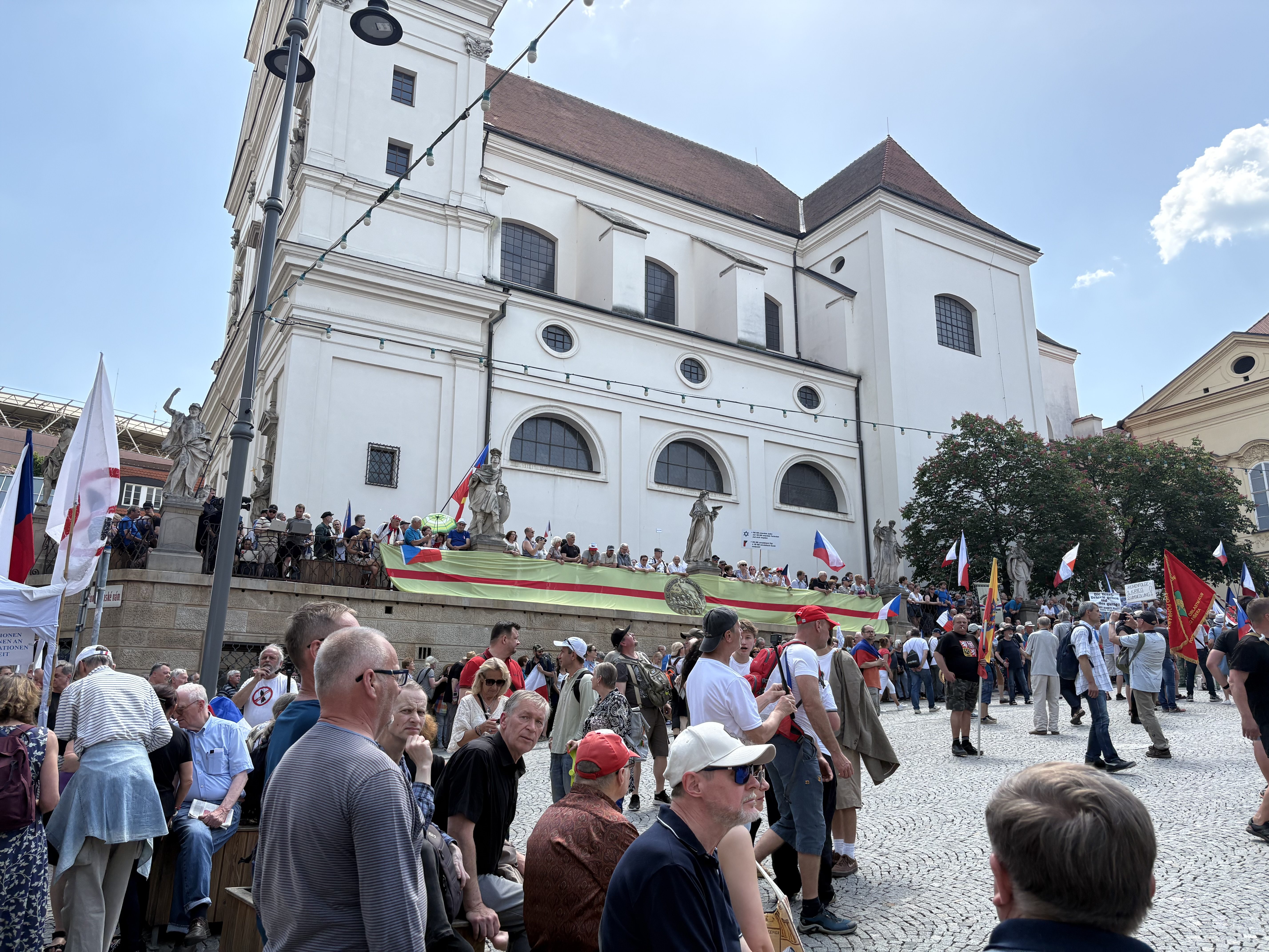 FOTO: Husitský chorál a české vlajky. Brnem prošel protest proti sudetským Němcům