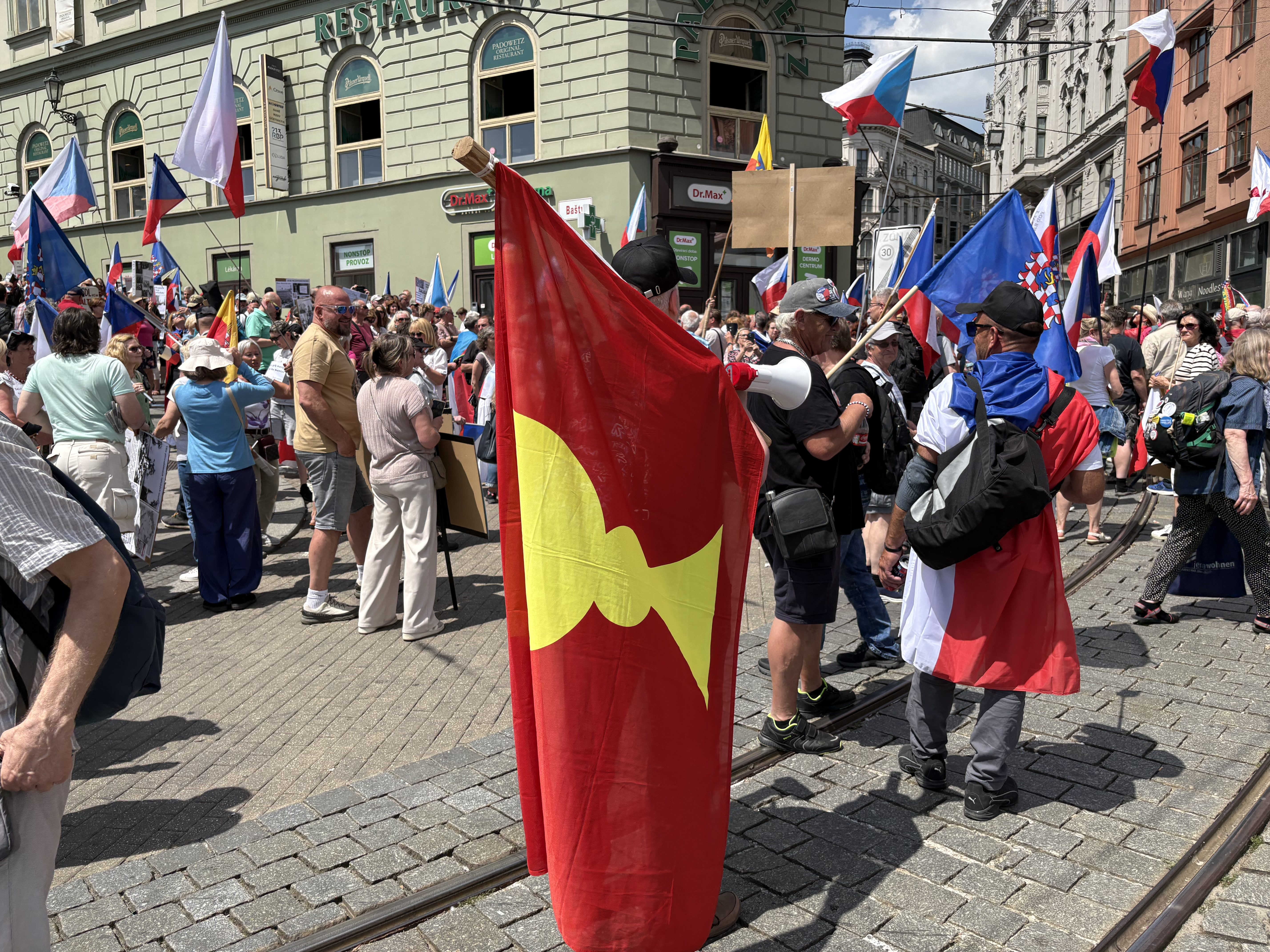 FOTO: Husitský chorál a české vlajky. Brnem prošel protest proti sudetským Němcům