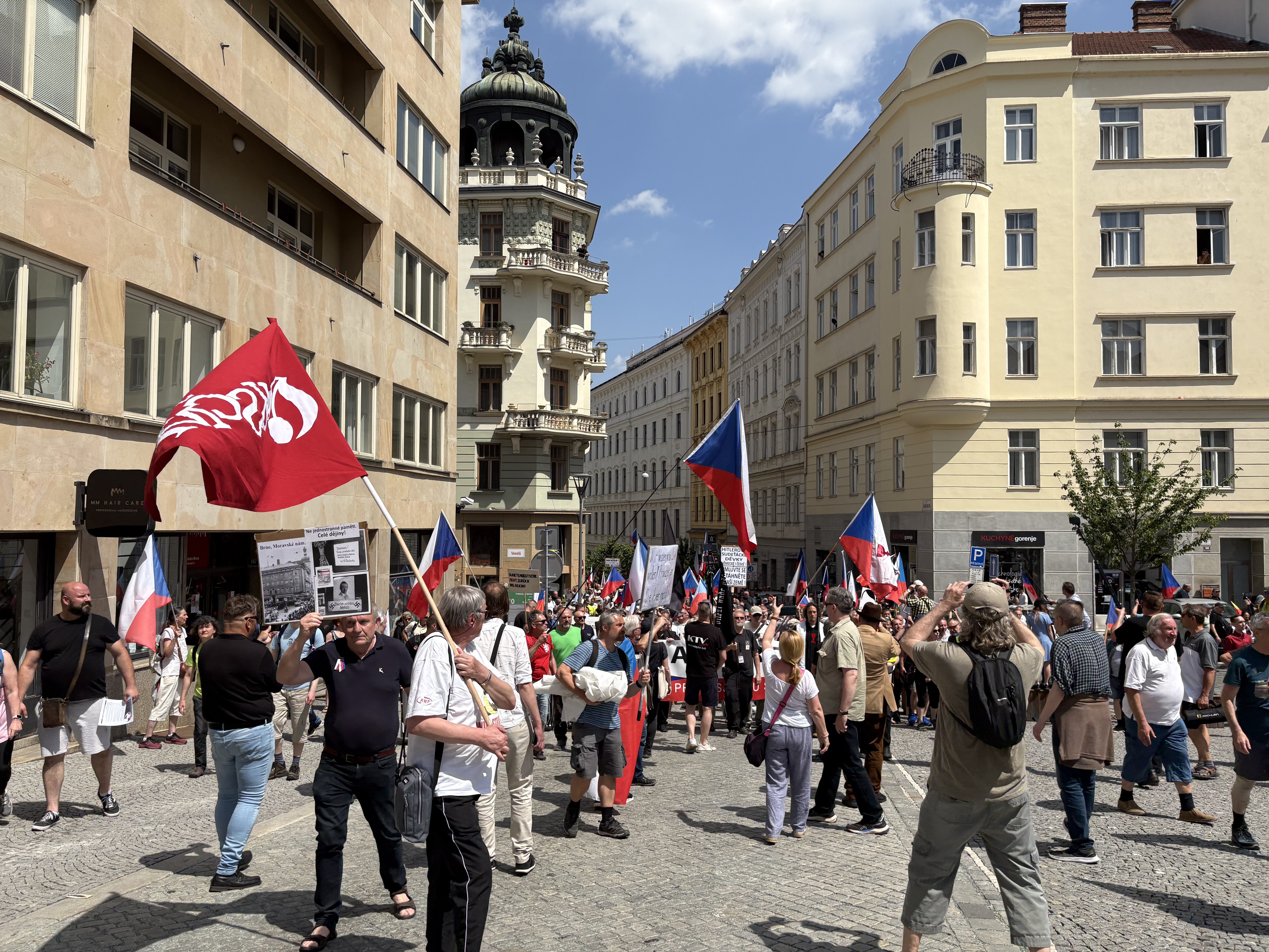 FOTO: Husitský chorál a české vlajky. Brnem prošel protest proti sudetským Němcům
