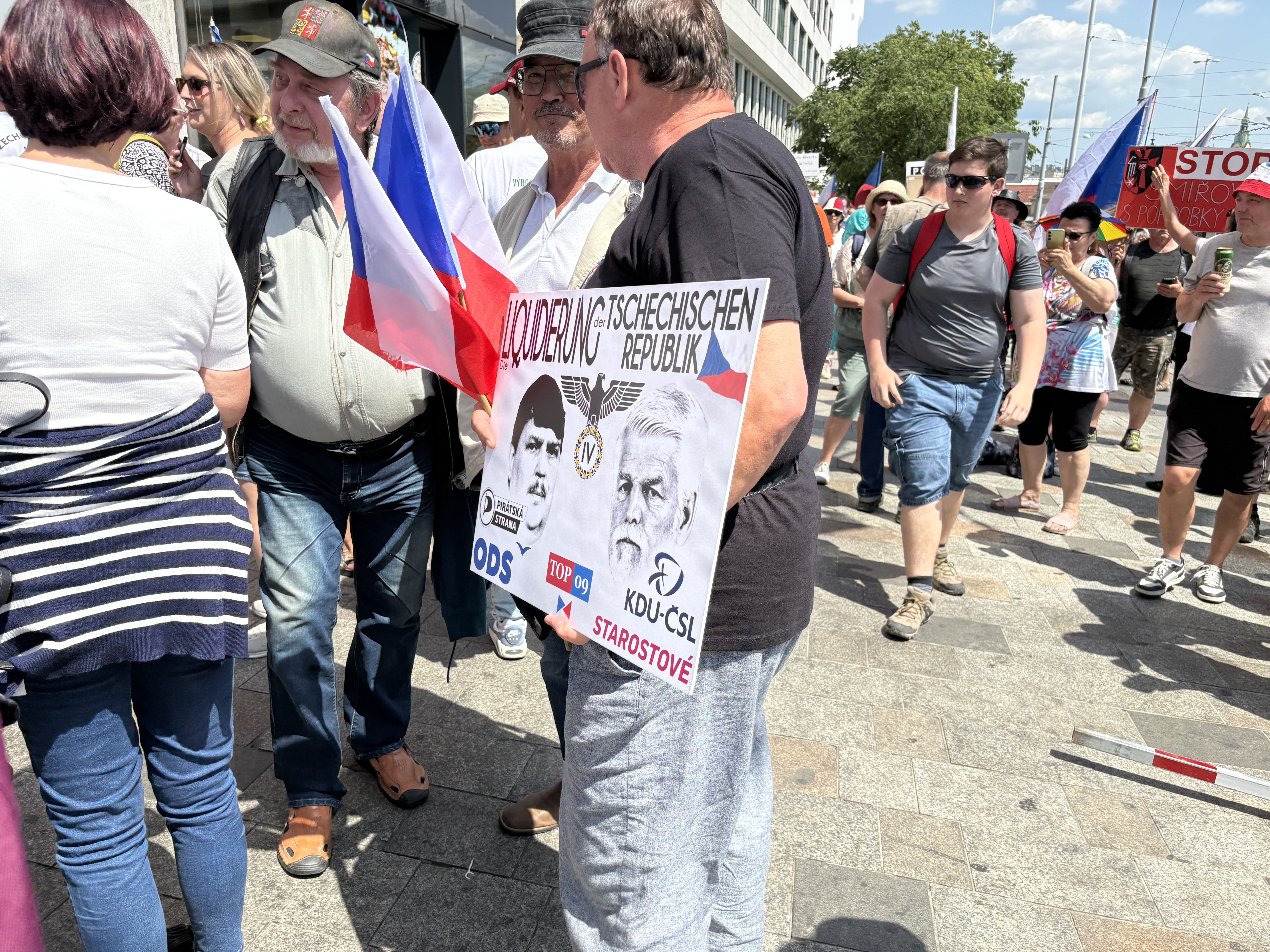 FOTO: Husitský chorál a české vlajky. Brnem prošel protest proti sudetským Němcům