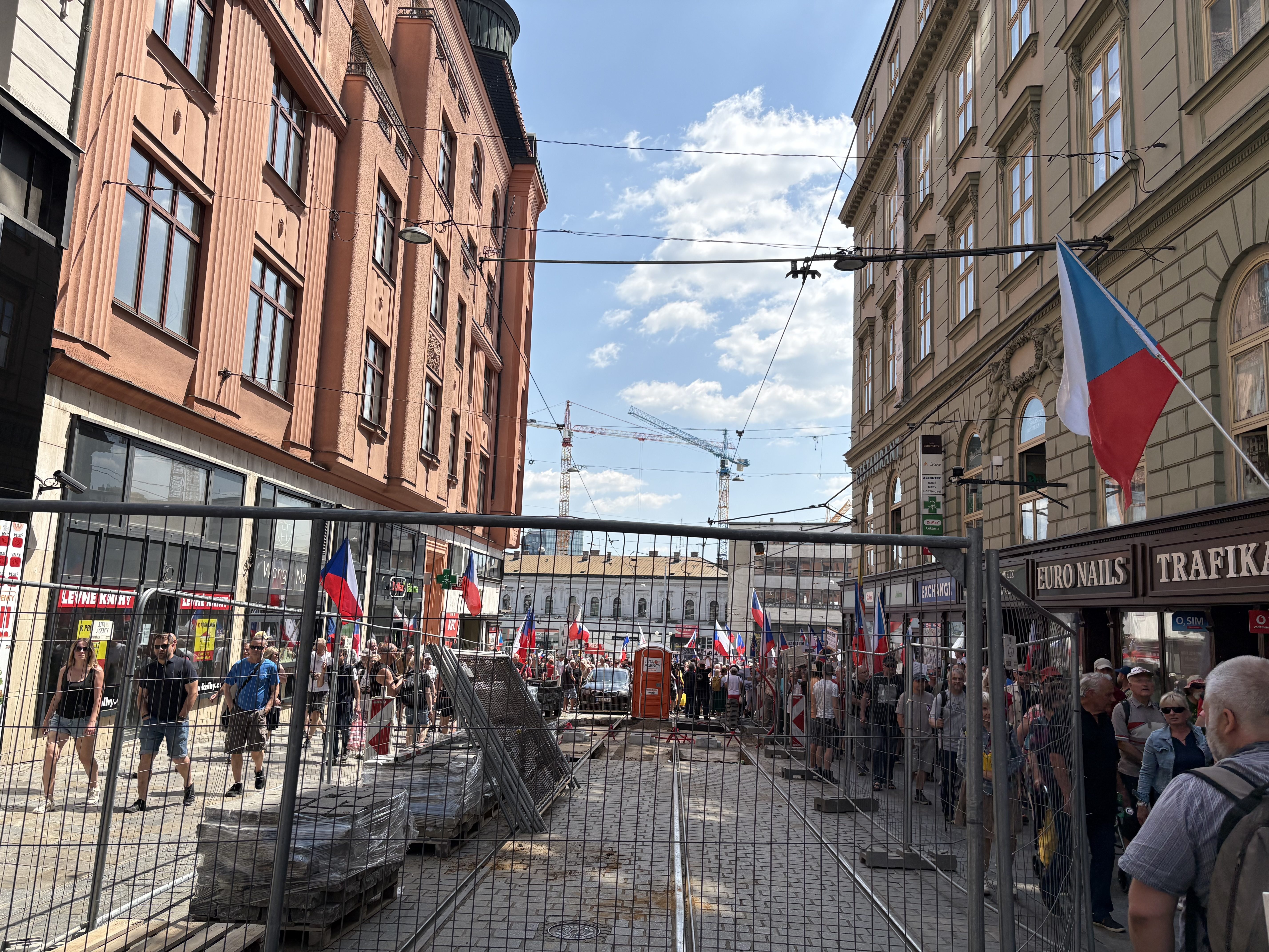 FOTO: Husitský chorál a české vlajky. Brnem prošel protest proti sudetským Němcům