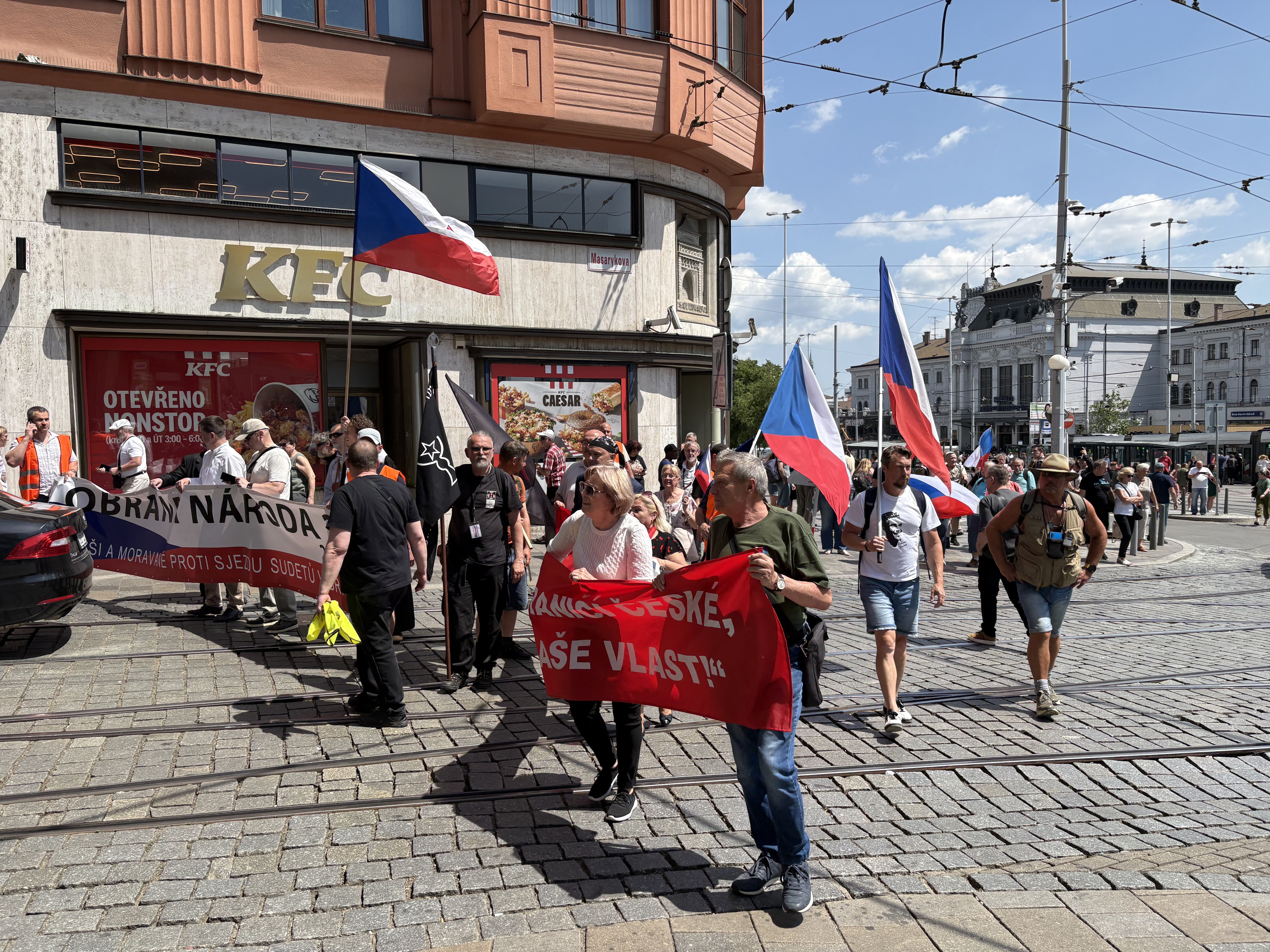 FOTO: Husitský chorál a české vlajky. Brnem prošel protest proti sudetským Němcům