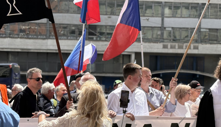 FOTO: Husitský chorál a české vlajky. Brnem prošel protest proti sudetským Němcům
