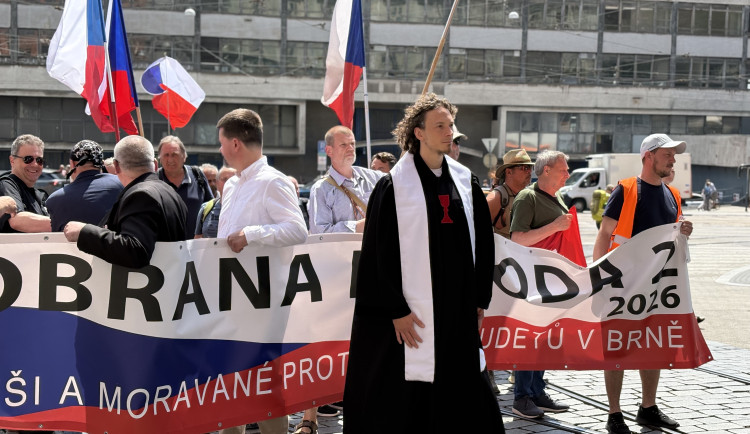 FOTO: Husitský chorál a české vlajky. Brnem prošel protest proti sudetským Němcům