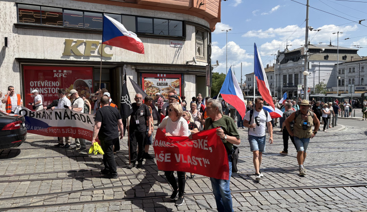 FOTO: Husitský chorál a české vlajky. Brnem prošel protest proti sudetským Němcům