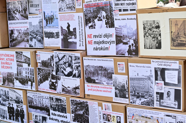 FOTO: Kultura, emoce a protesty. Tak vypadal sjezd sudetských Němců v Brně