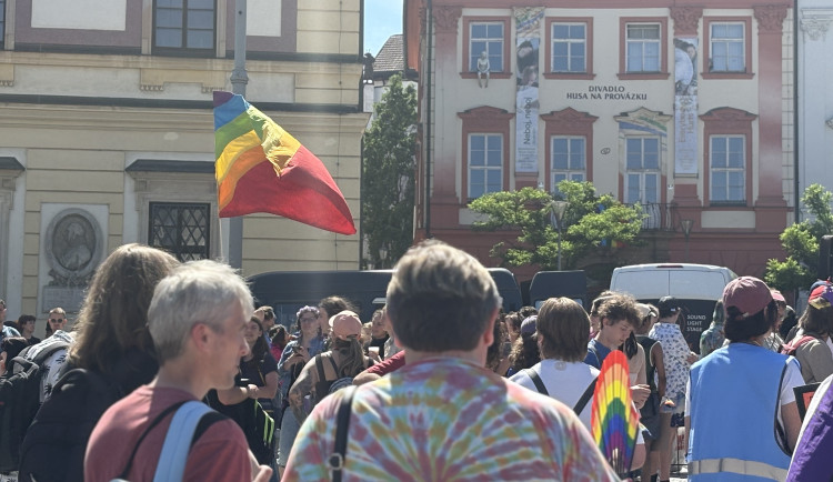 FOTO: Brnem prošly stovky lidí v duhovém průvodu, dorazily celé rodiny i politici