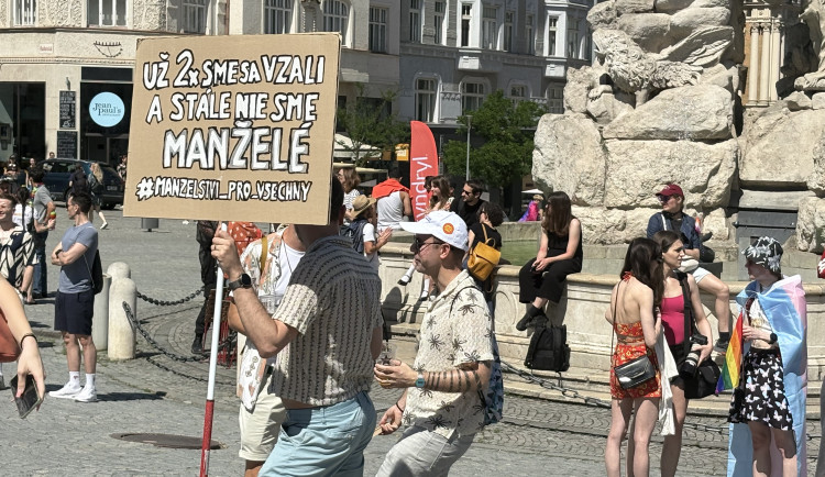 FOTO: Brnem prošly stovky lidí v duhovém průvodu, dorazily celé rodiny i politici