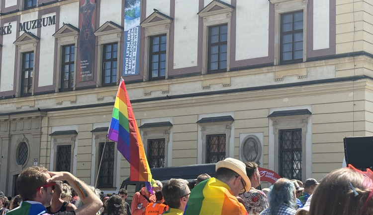 FOTO: Brnem prošly stovky lidí v duhovém průvodu, dorazily celé rodiny i politici
