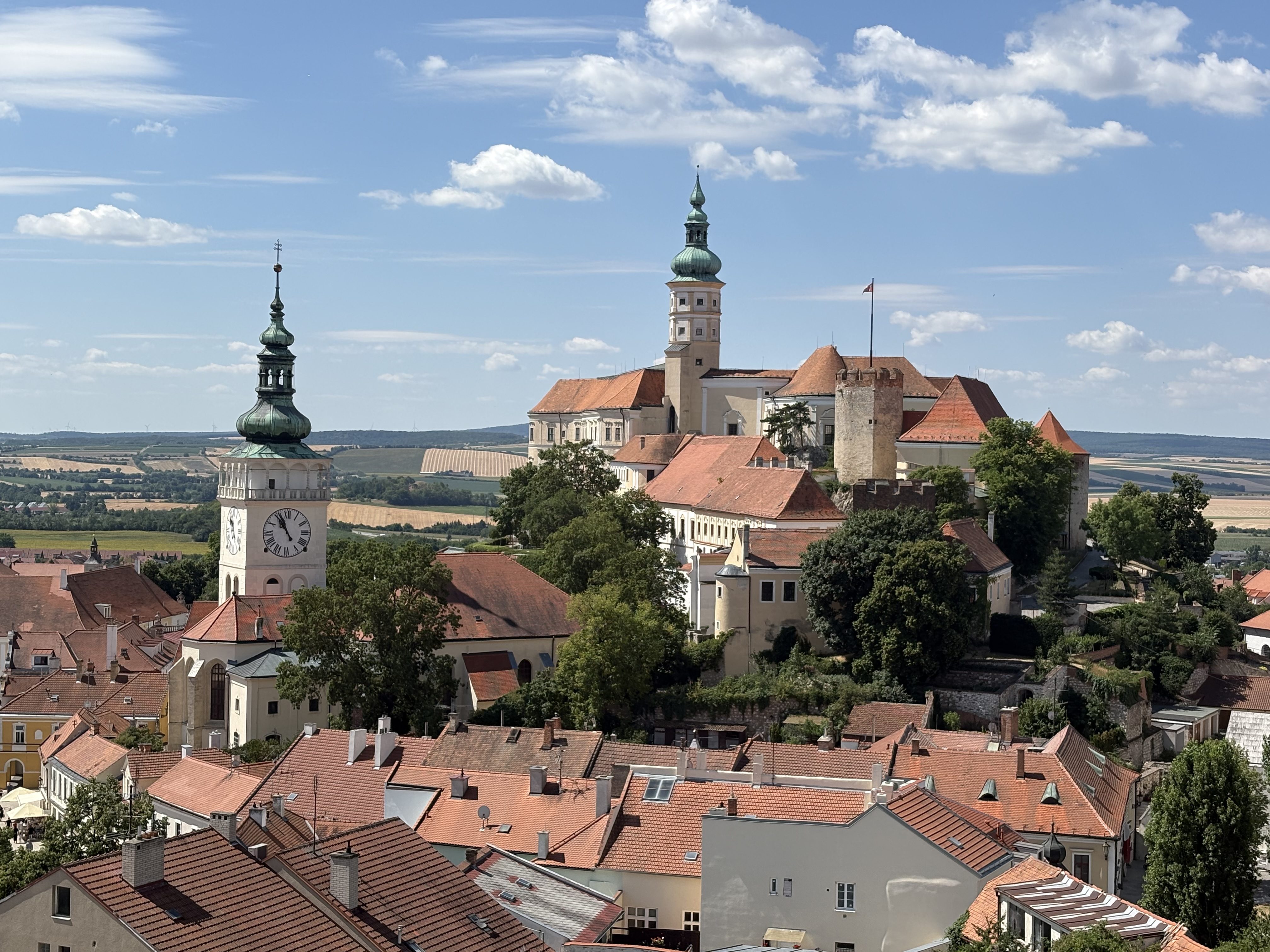 FOTO: Historie, kavárny i výhledy. Mikulov v létě umí okouzlit