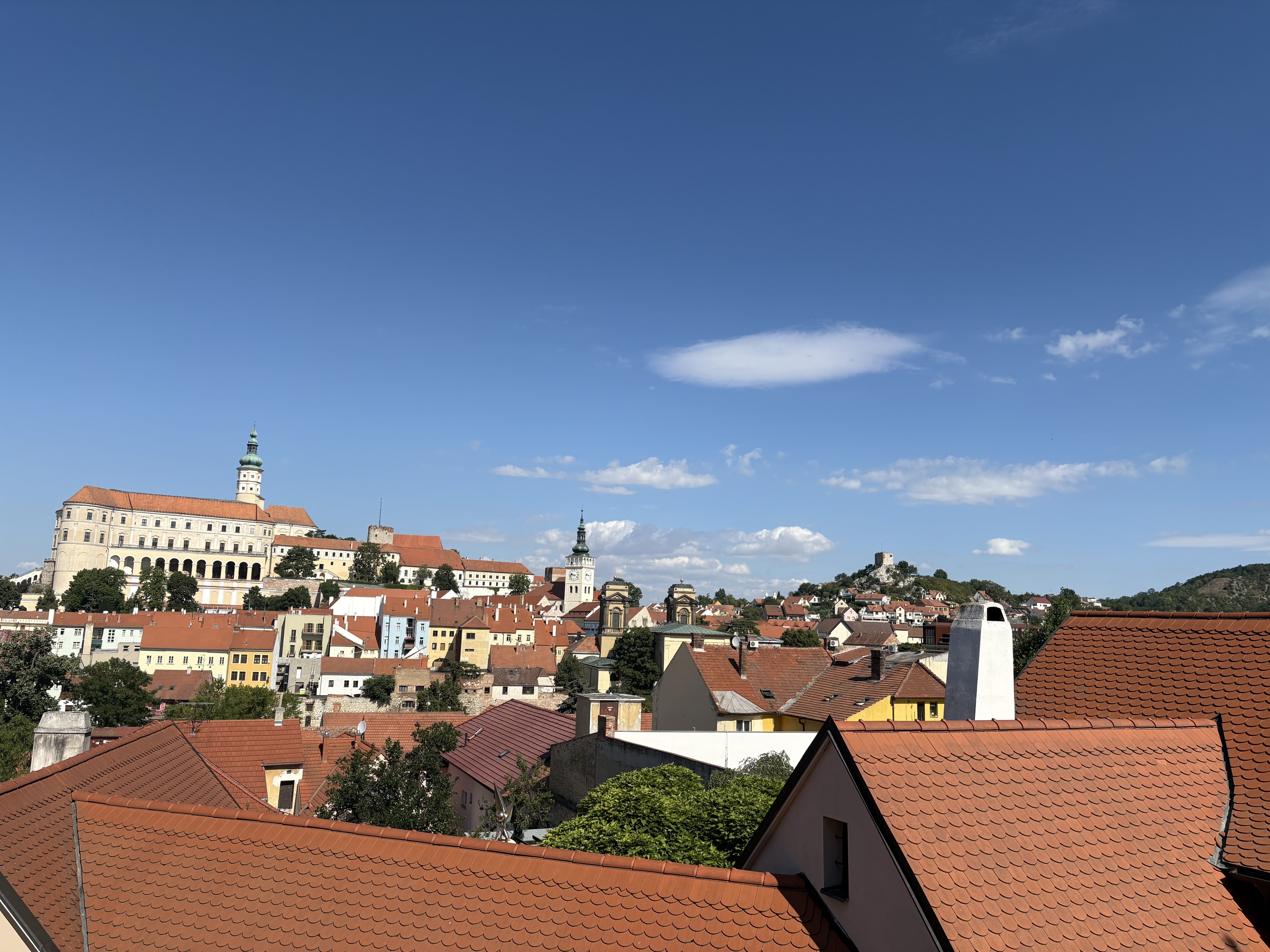 FOTO: Historie, kavárny i výhledy. Mikulov v létě umí okouzlit