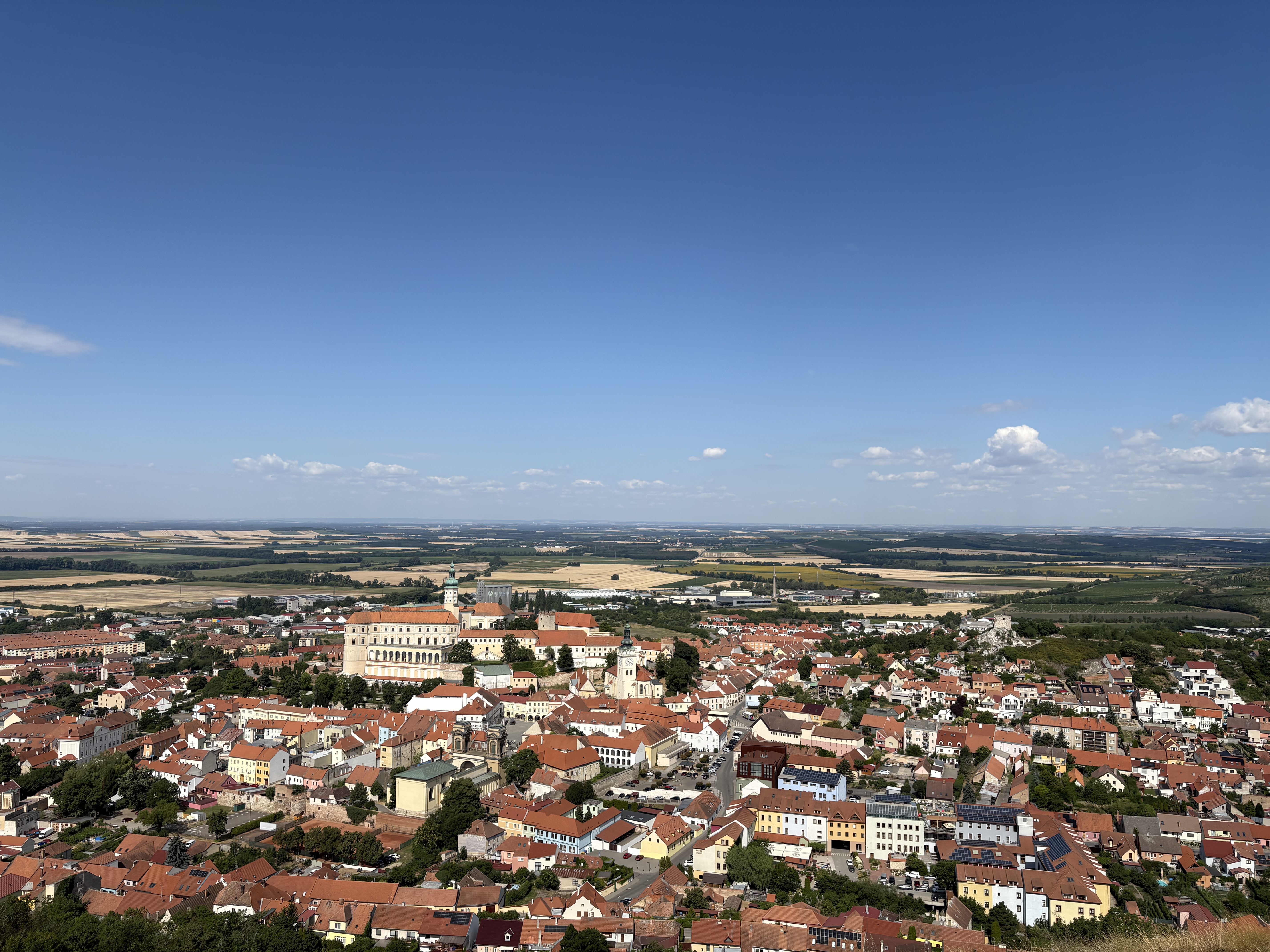 FOTO: Historie, kavárny i výhledy. Mikulov v létě umí okouzlit