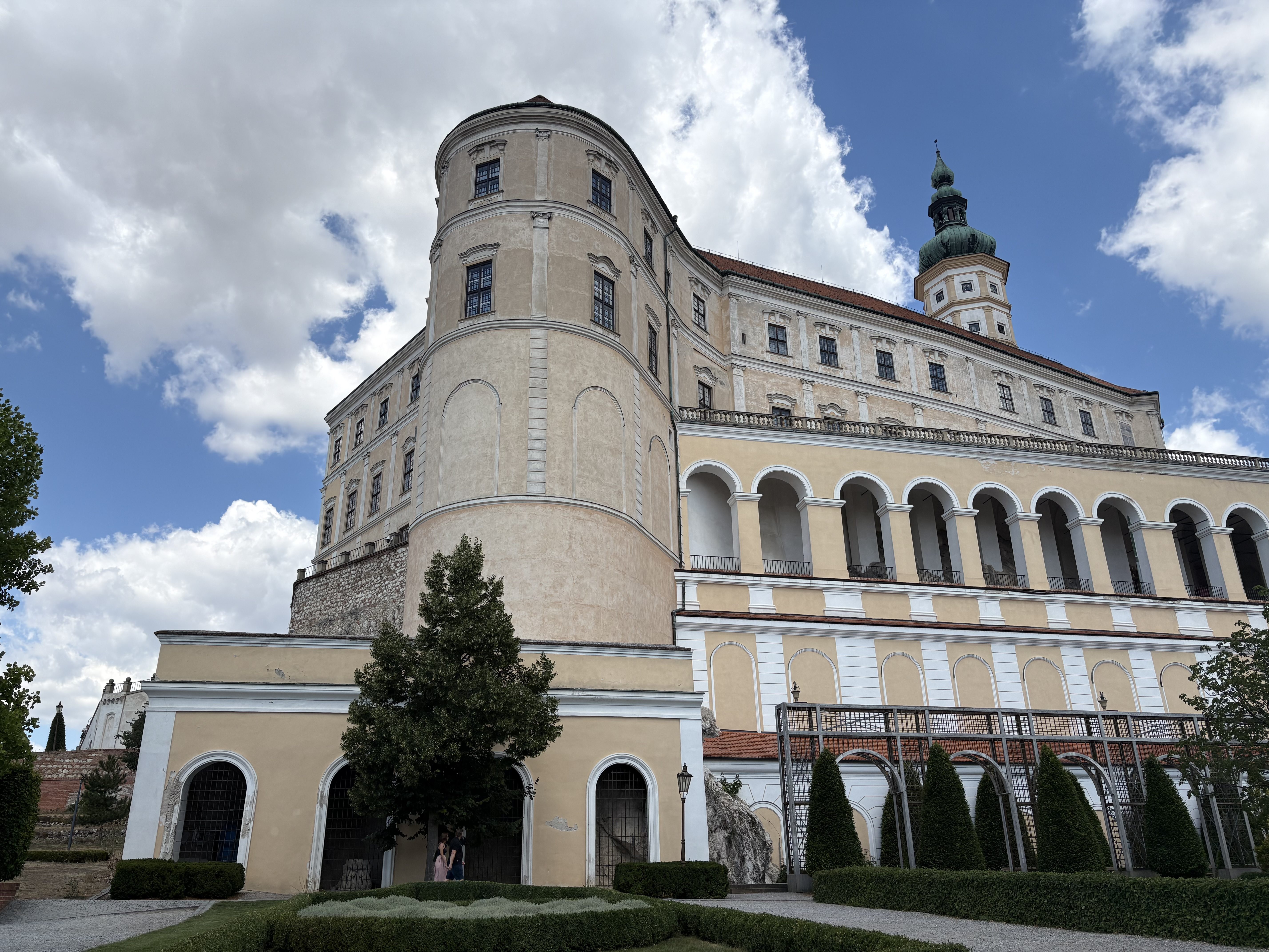 FOTO: Historie, kavárny i výhledy. Mikulov v létě umí okouzlit