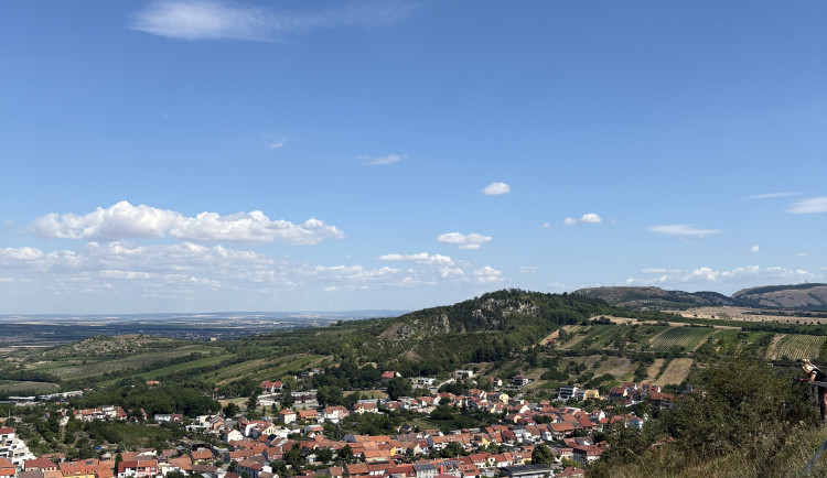 FOTO: Historie, kavárny i výhledy. Mikulov v létě umí okouzlit