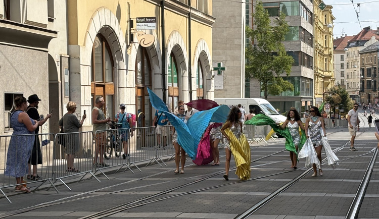 FOTO: Ulicemi Brna se prohnal karnevalový průvod. Lidi přenesl do exotické Brazílie