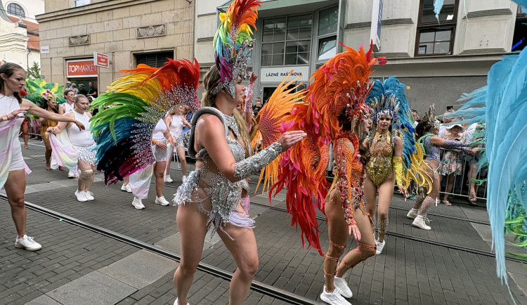 FOTO: Ulicemi Brna se prohnal karnevalový průvod. Lidi přenesl do exotické Brazílie