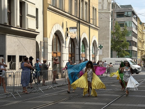 FOTO: Ulicemi Brna se prohnal karnevalový průvod. Lidi přenesl do exotické Brazílie