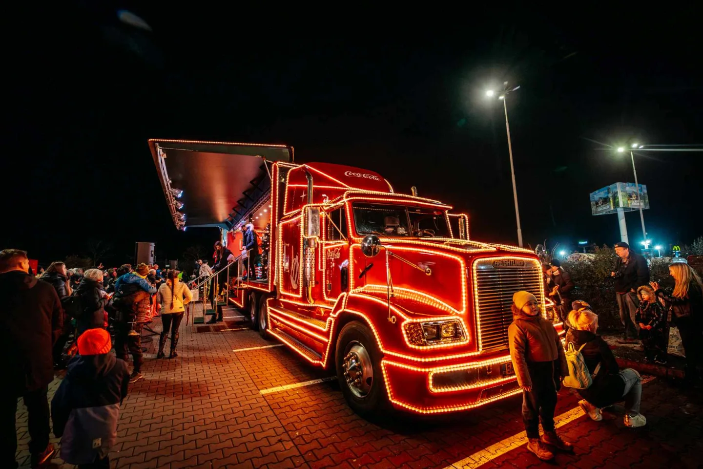 Vánoční kamion Coca-cola opět přijíždí do Česka