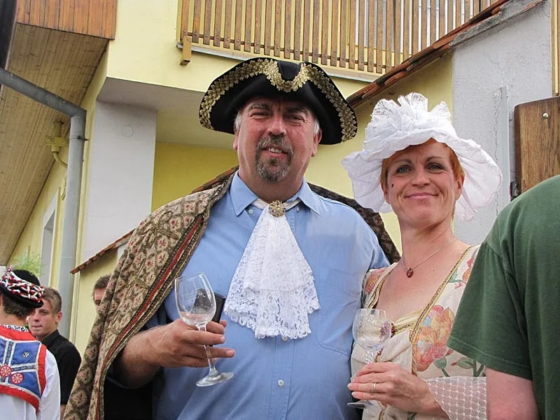 Členové ochotnického souboru v roli konšelů