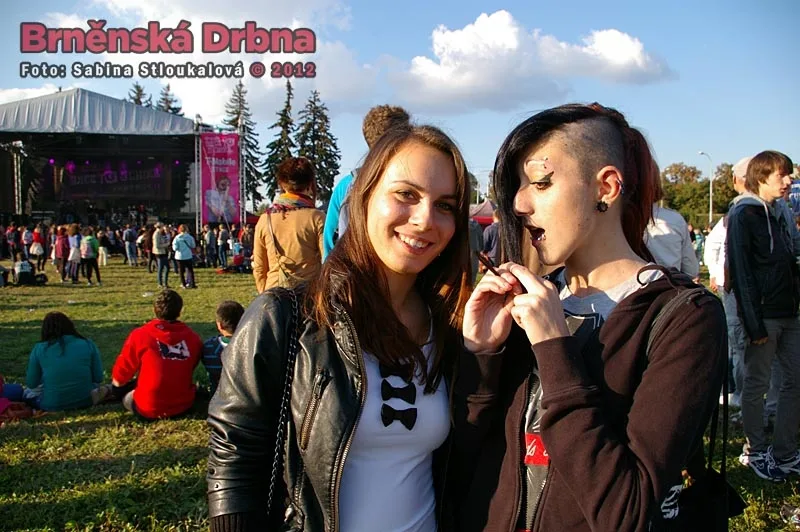 Natěšení účastníci festivalu v době, kdy na místě ještě nebylo tolik lidí