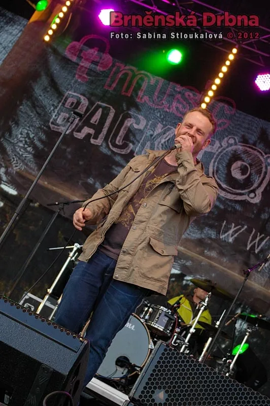 Zpěvák skupiny Eddie Stoilow si své vystoupení jistě užíval