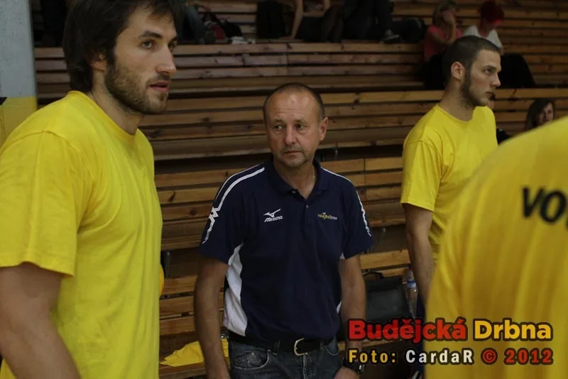 Brněnský trenér Miroslav Malán mezi blokaři Klapalem a Smrčinou (zleva)
